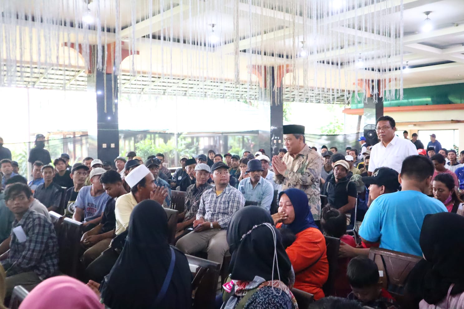 Dewan muhamamd Rizal saat di tengah-tengah masyarakat.