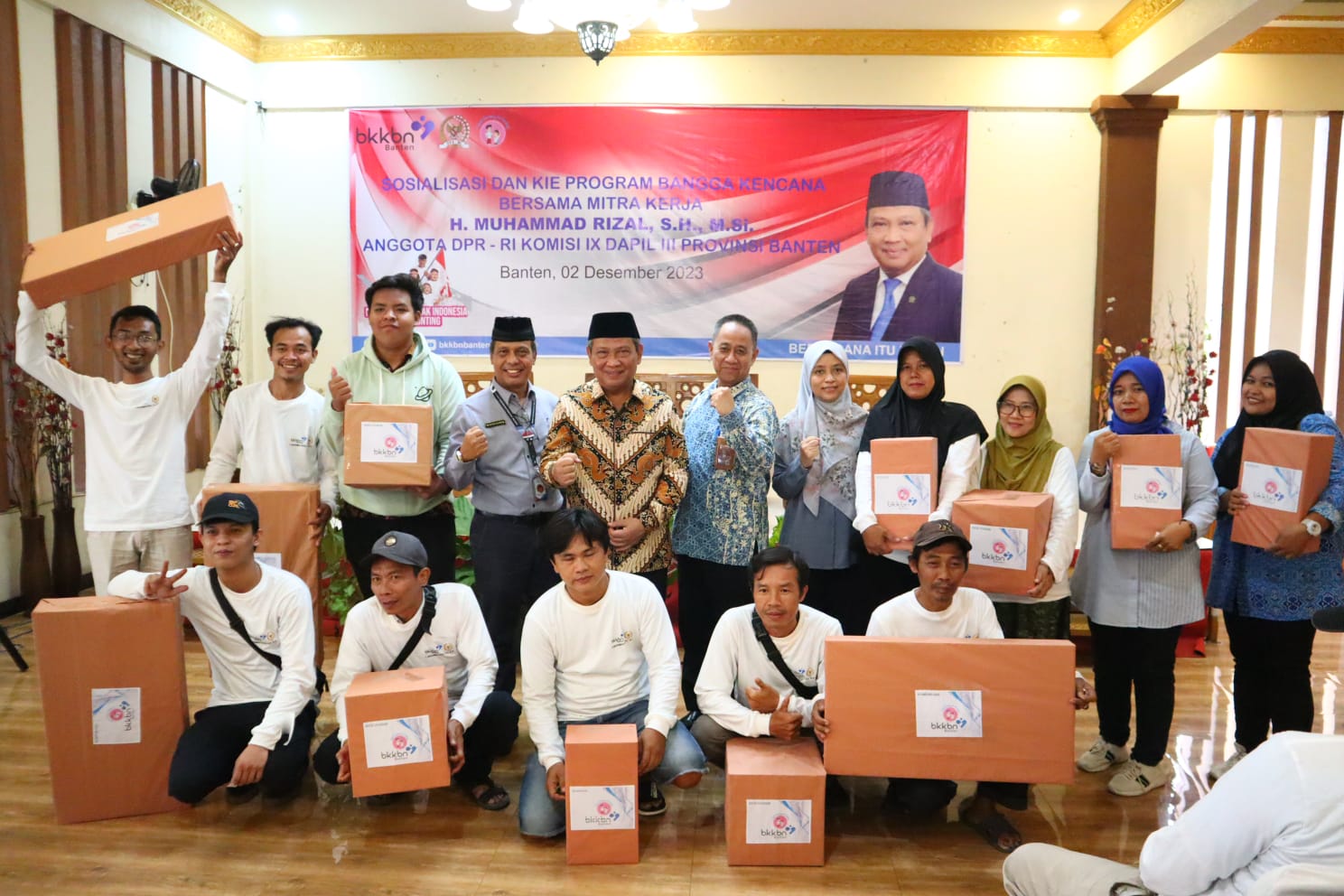 Dewan Muhammad Rizal dan narasumber bersama para pemenang Doorprize.