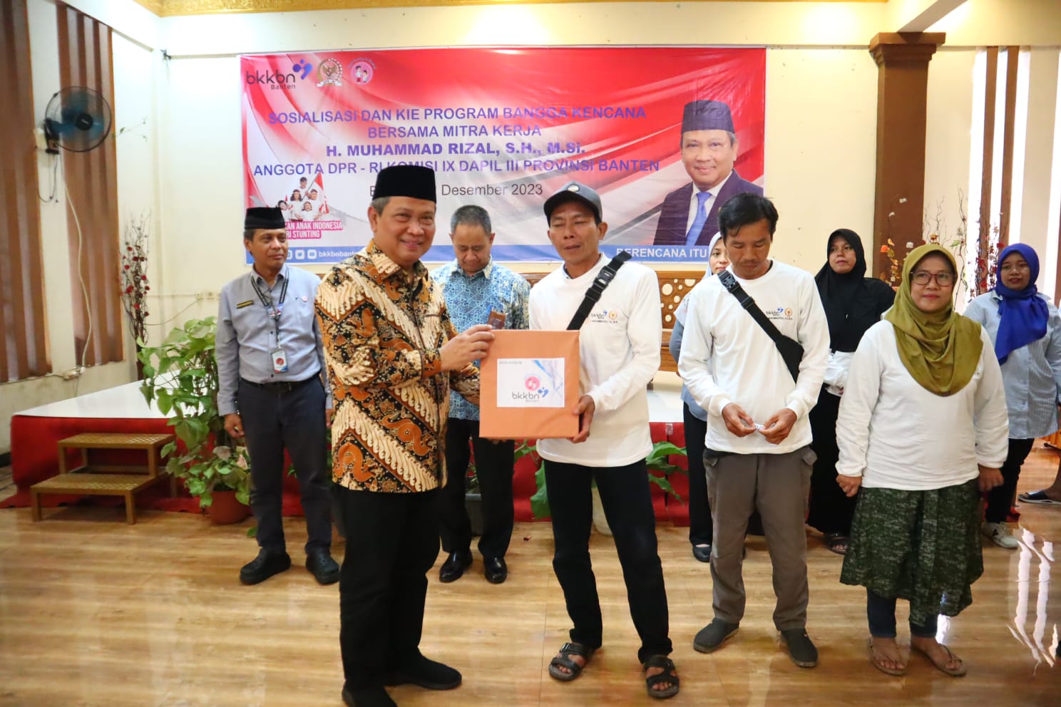 Dewan Muhammad Rizal saat menyerahkan hadiah kepada pemenang Doorprize.