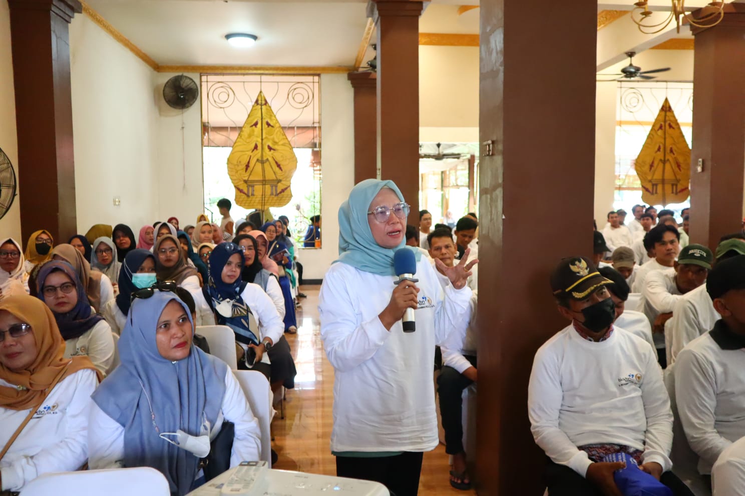 Masyarakat saat bertanya kepada narasumber.