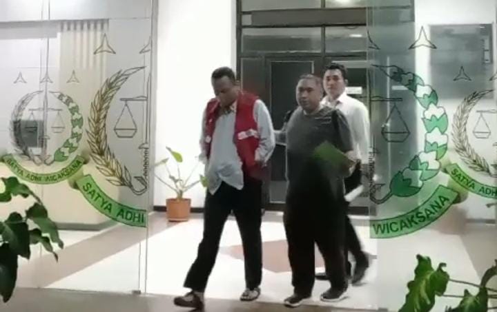 Jaksa saat menahan RW selaku Manajer Operasional Bank Banten Cabang Tangerang.