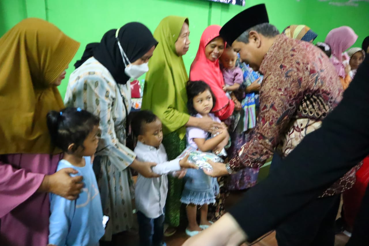 Dewan Muhammad Rizal saat memberikan makanan bergizi biskuit untuk anak dan ibu hamil.