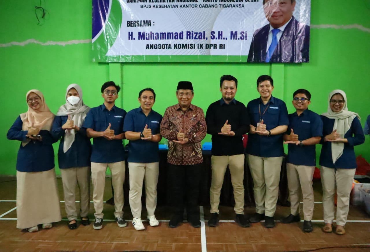 Dewan Muhammad Rizal saat foto bersama tim BPJS Kesehatan.