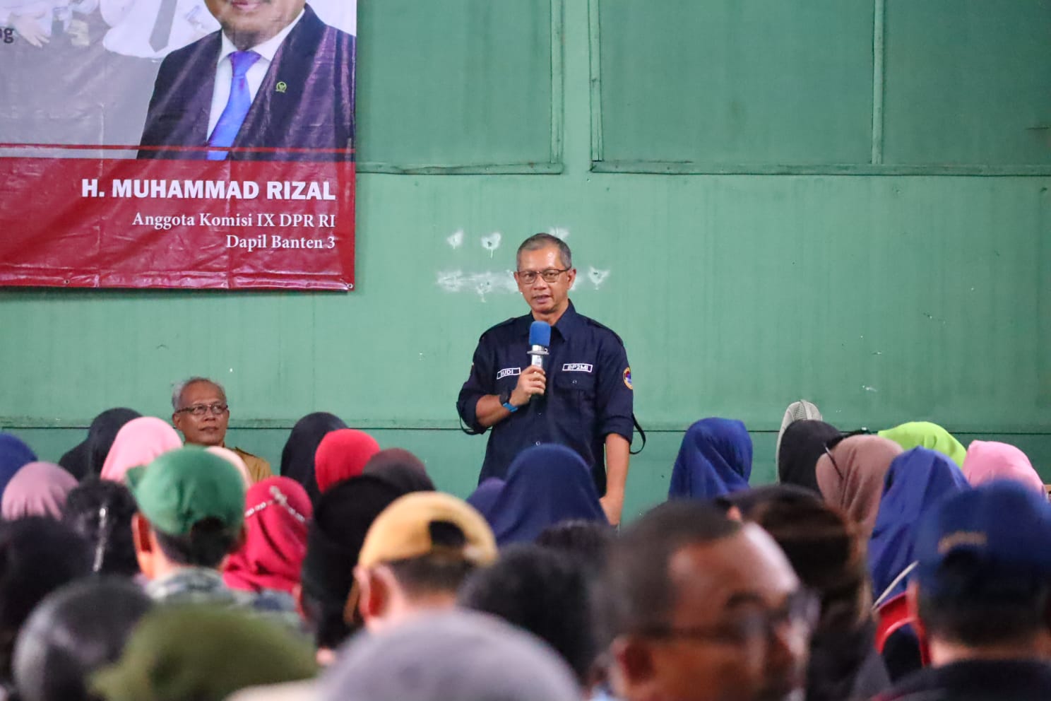 Narasumber dari BP3MI Banten Budi Novianto saat memaparkan materi sosialisasi.