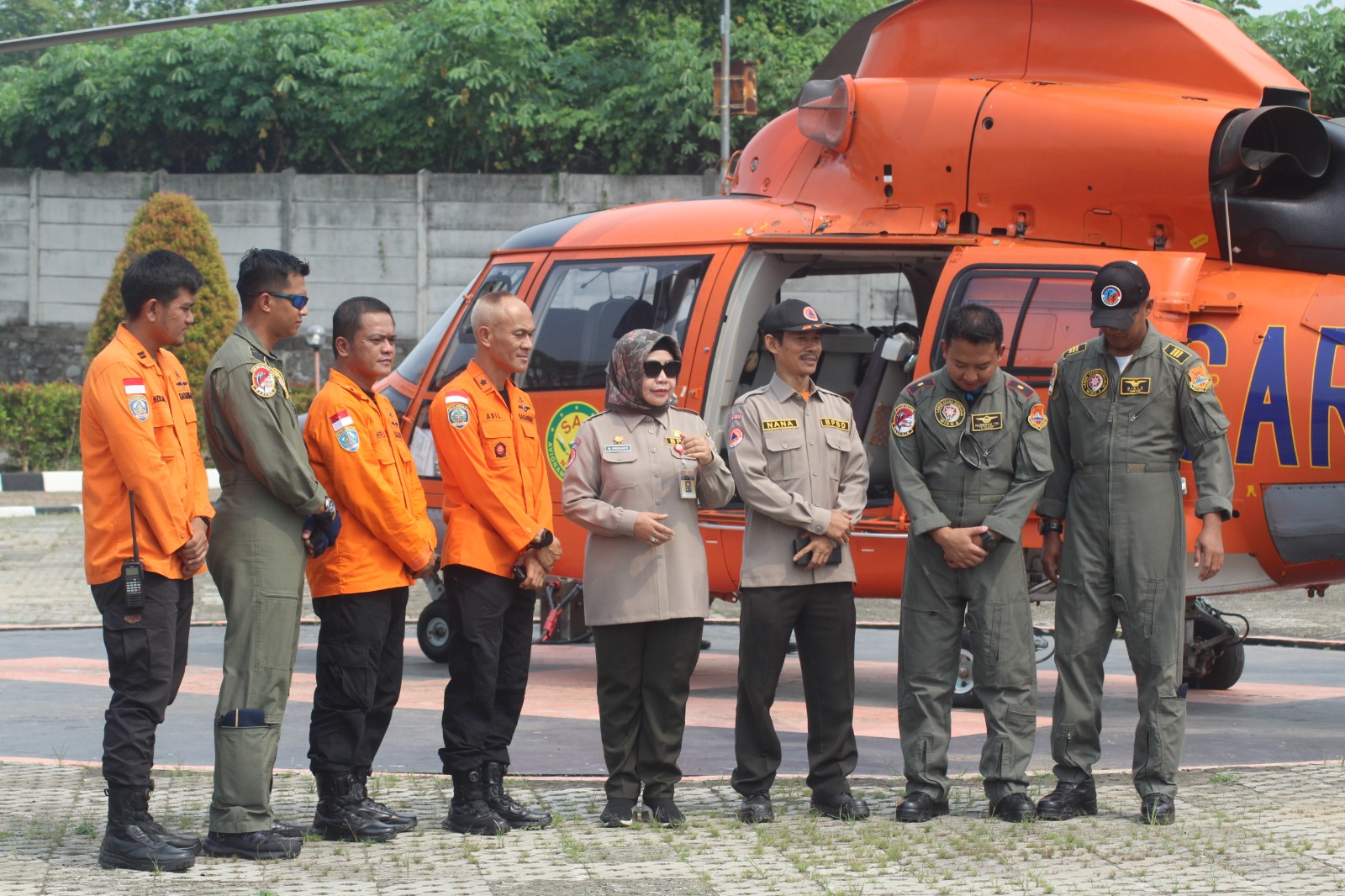 Pj Sekda Virgojanti Bersama Tim Basarnas Banten saat akan naik helikopter.