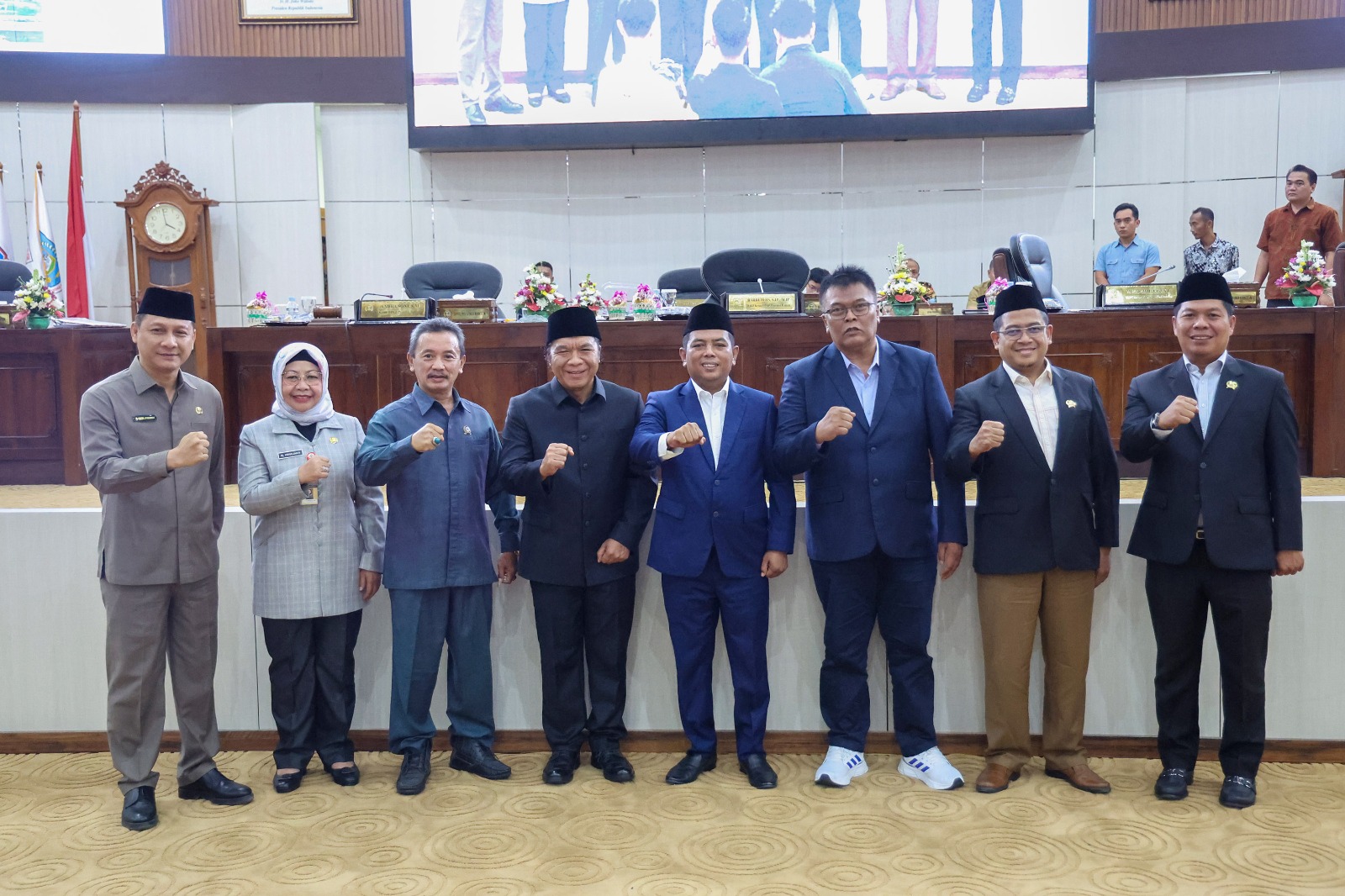 Pj Gubernur Al Muktabar Bersama DPRD Provinsi Banten Setujui 3 Raperda Baru