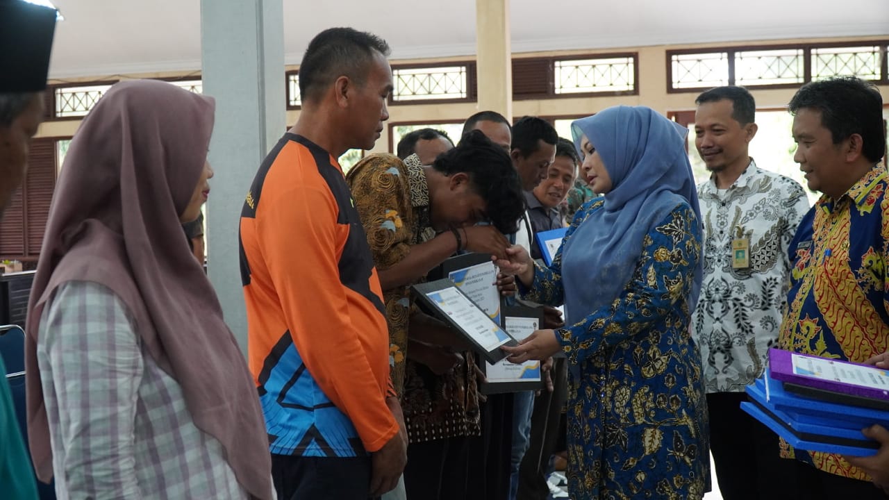 Bupati Irna saat memberikan bantuan kepada pelaku usaha perikanan Pandeglang.