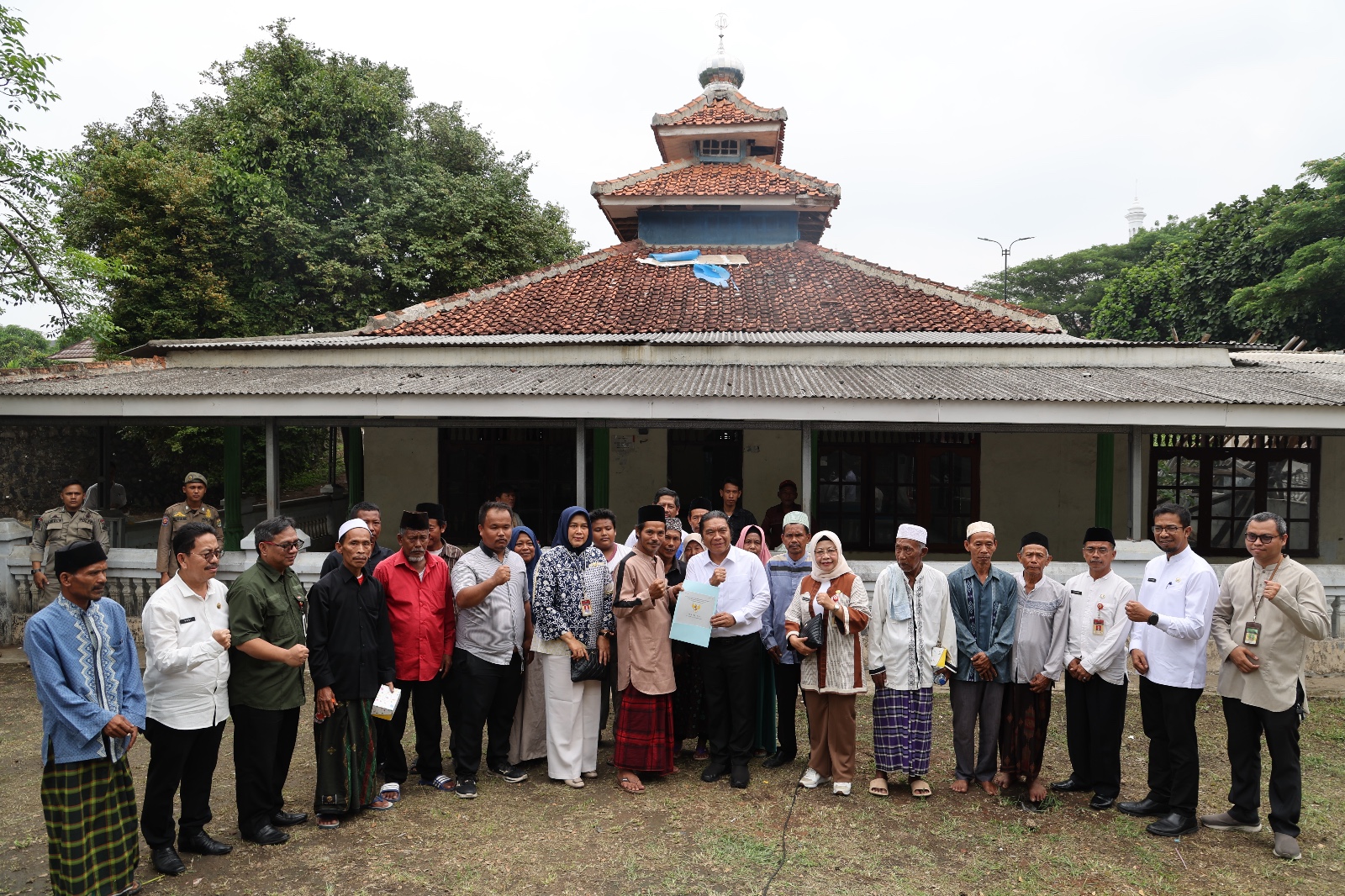 Pj Al Muktabar saat memberikan sertifikat tanah wakaf Masjid Al Ikhlas.