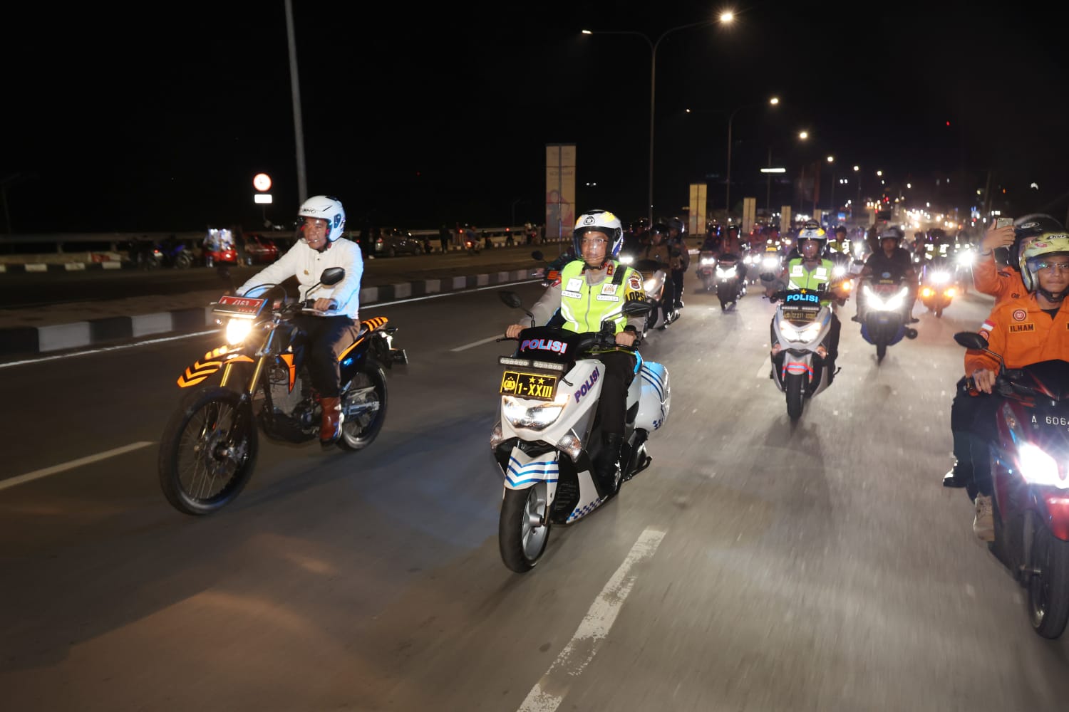 Pj Al Muktabar bersama forkopimda Banten saat Naik Motor Pantau Perayaan Pergantian Tahun Baru di Serang Banten.