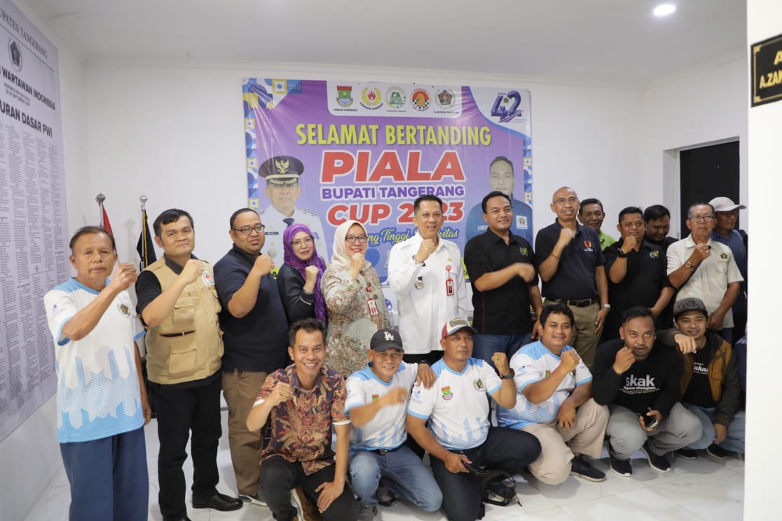 Pj Andi Ony, Ketua PWI Sri Mulyo, Ibu Kadis Ratih Rahmawati, dan Ketua Koni Eka Wibayu bersama para wartawan.