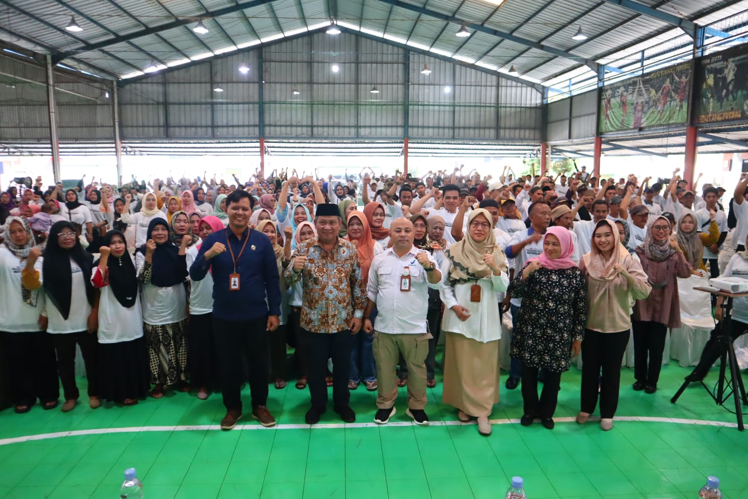 Muhammad Rizal DPR RI saat foto bersama masyarakat.