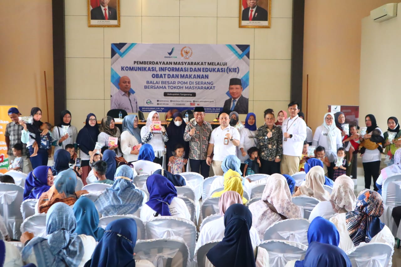 Dewan Muhammad Rizal saat foto bersama masyarakat.