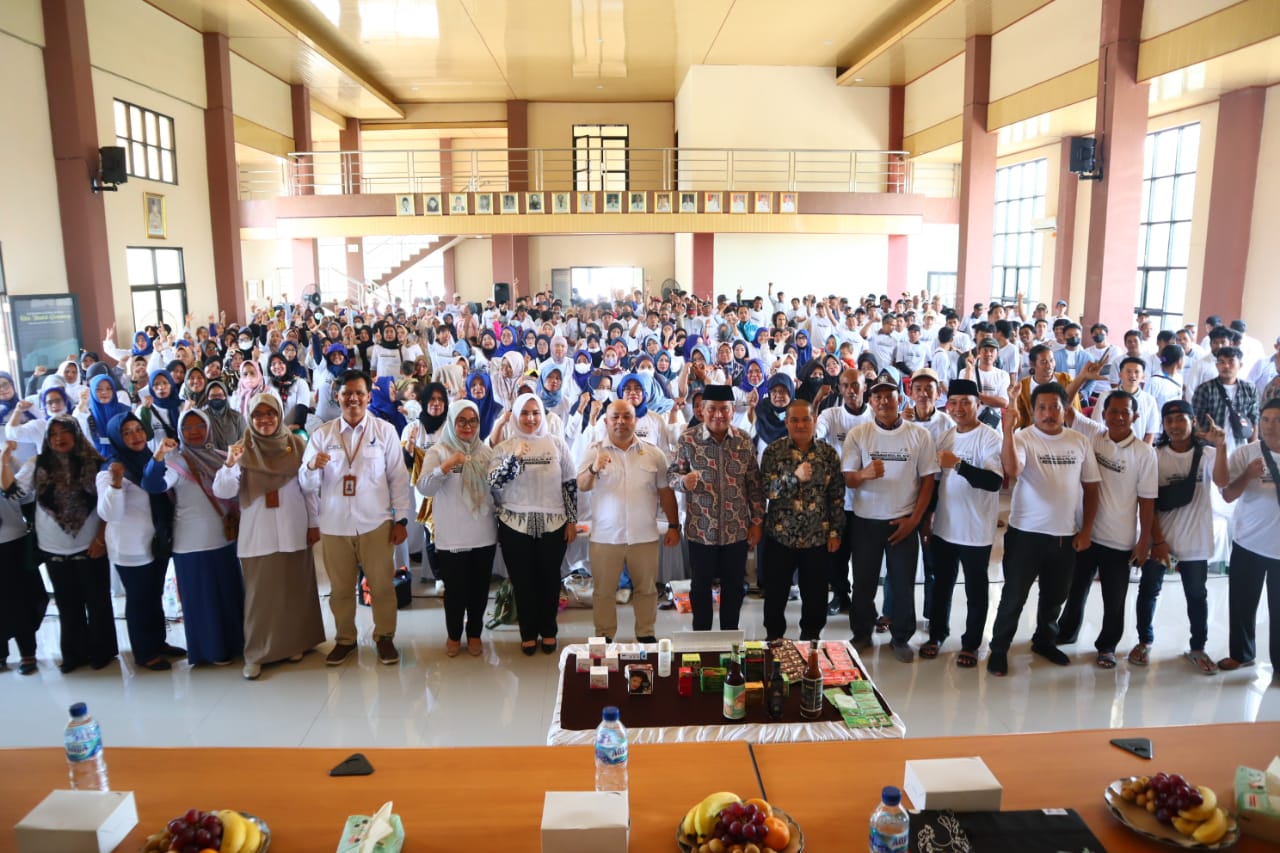 Dewan Muhammad Rizal saat foto bersama masyarakat.