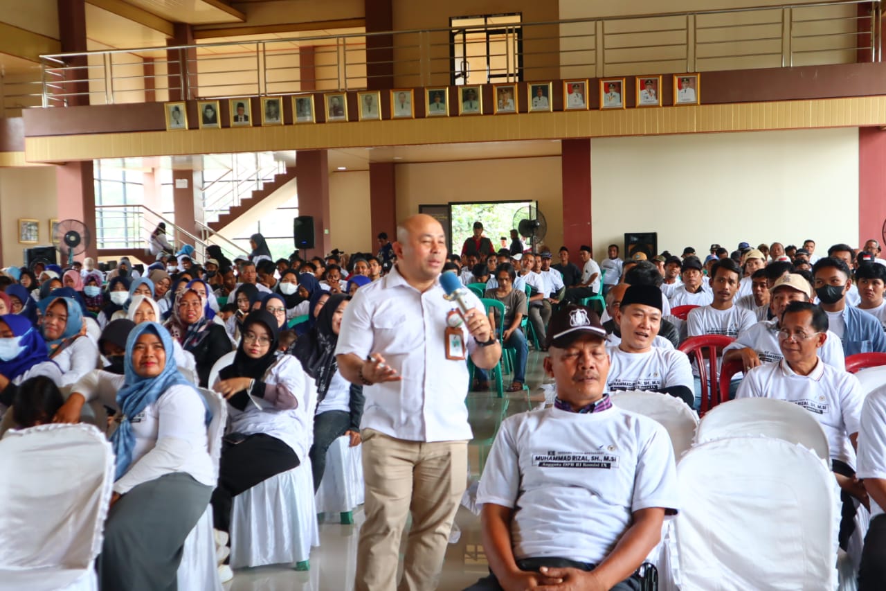 Kepala BBPOM Serang Mojaza Sirait saat memaparkan materi sosialisasi tentang obat dan makanan yang aman dan sehat.