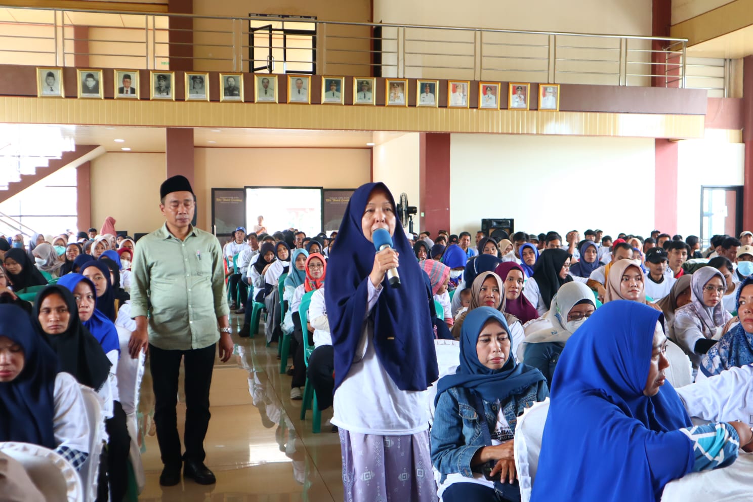 Masyarakat saat menyampaikan apresiasi kepada Dewan Muhammad Rizal dan BPOM yang telah menggelar sosialisasi kesehatan.