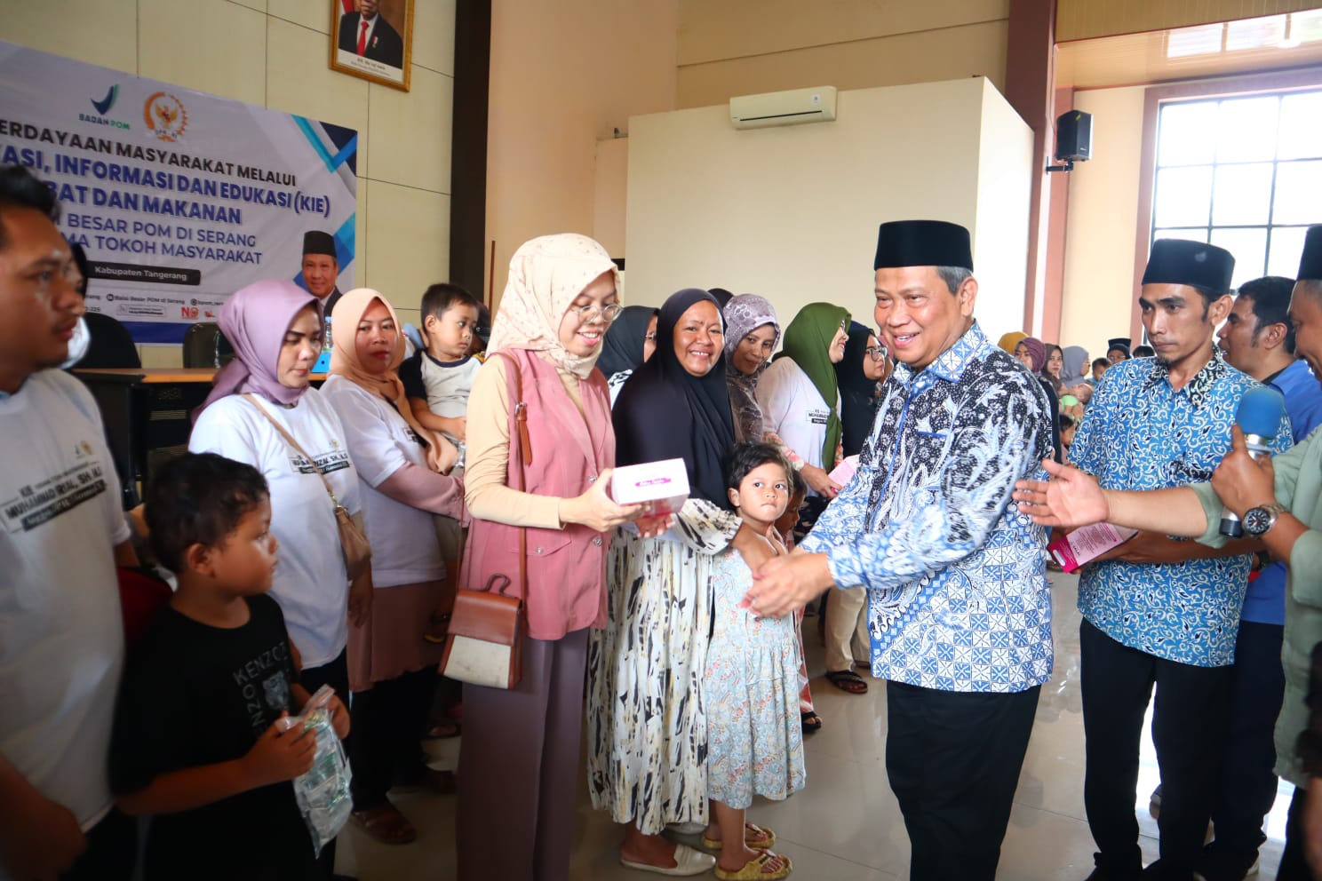 Dewan Muhammad Rizal saat memberikan makanan bergizi untuk anak dan ibu hamil.