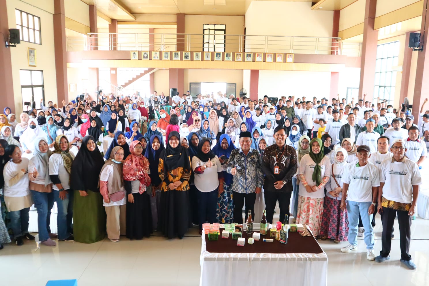 Dewan Muhammad Rizal saat foto bersama masyarakat.