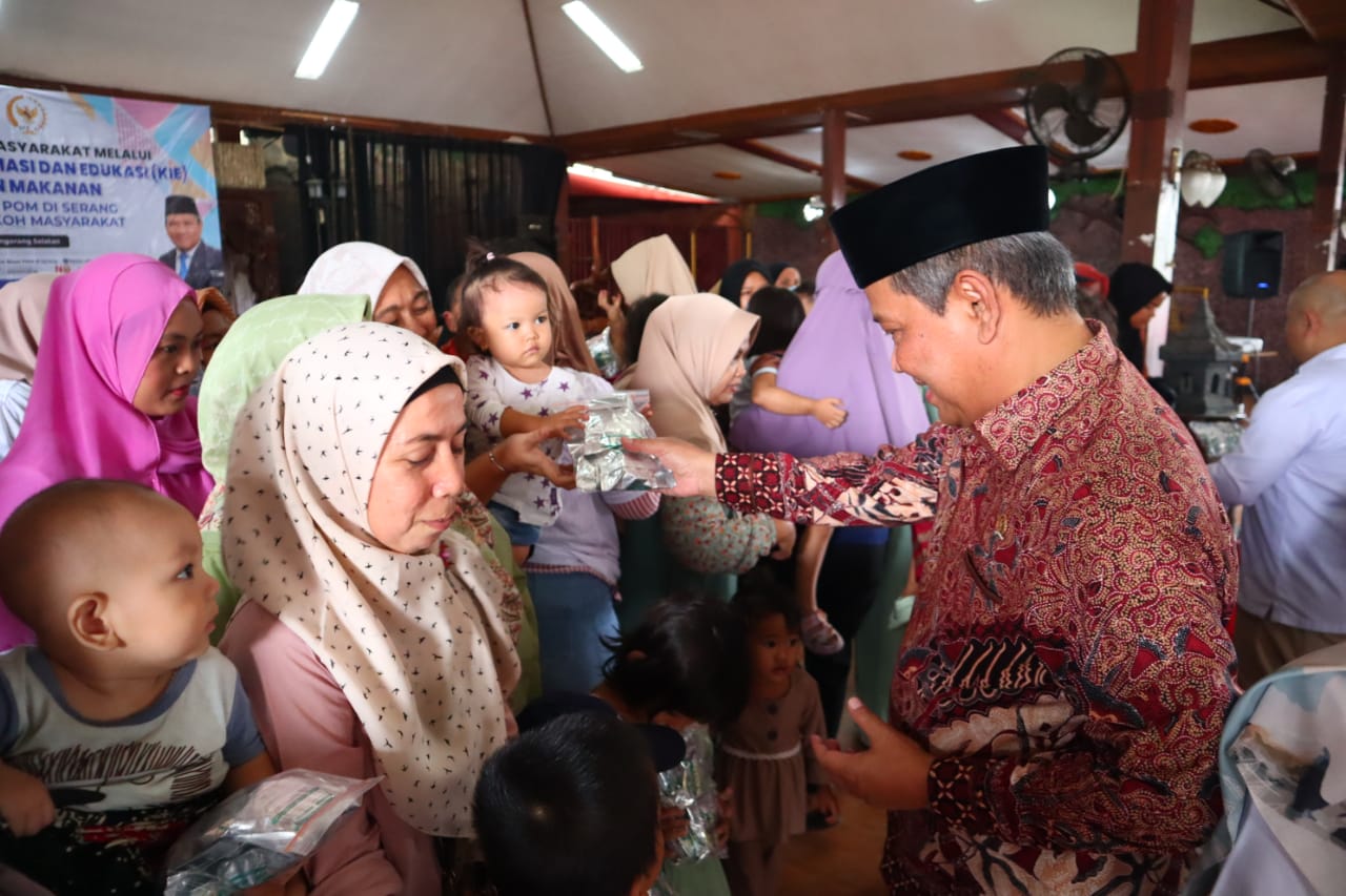 Dewan Muhammad Rizal saat memberikan makanan bergizi untuk anak dan ibu hamil.