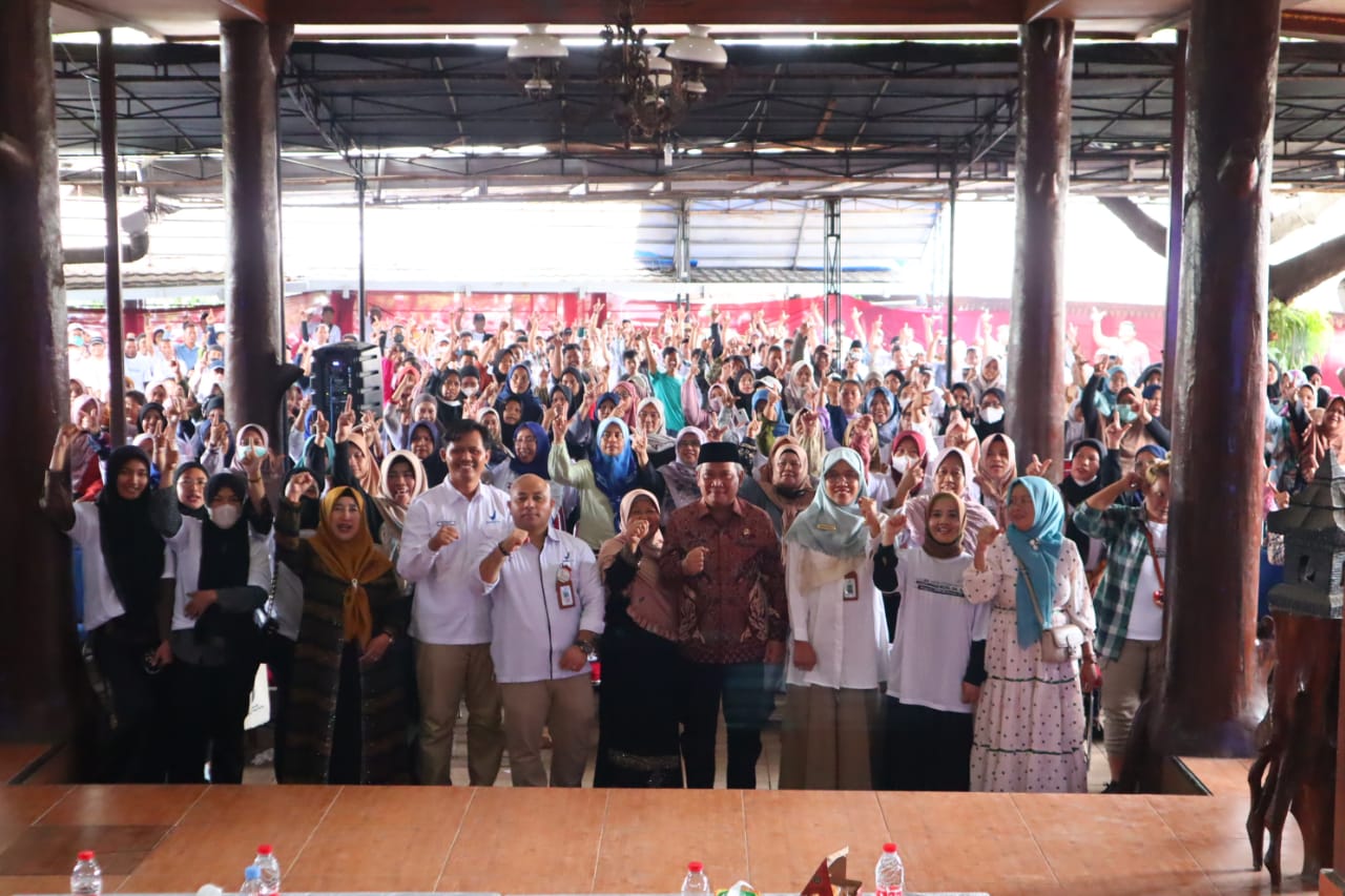 Dewan Muhammad Rizal dan narasumber saat foto bersama masyarakat.