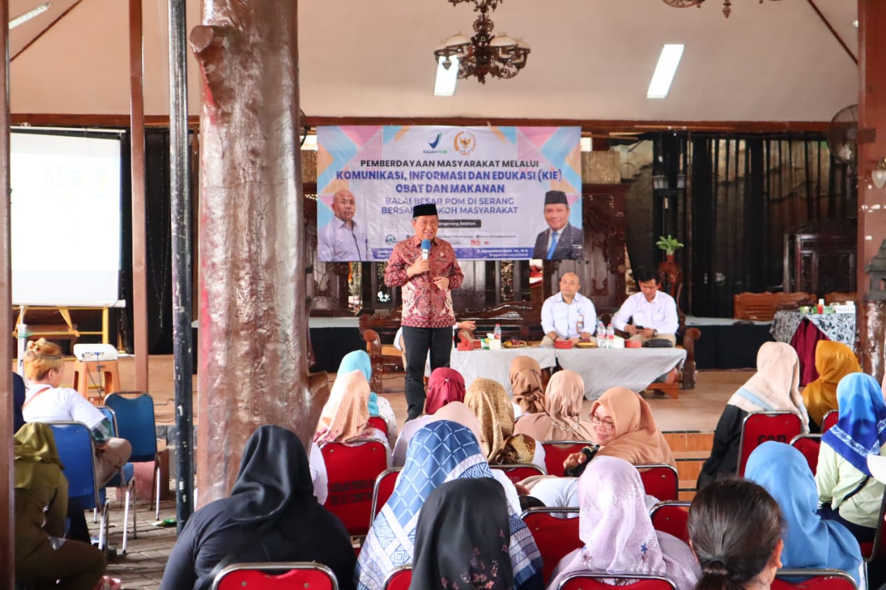 Dewan Muhammad Rizal saat memaparkan materi sosialisasi BPOM.