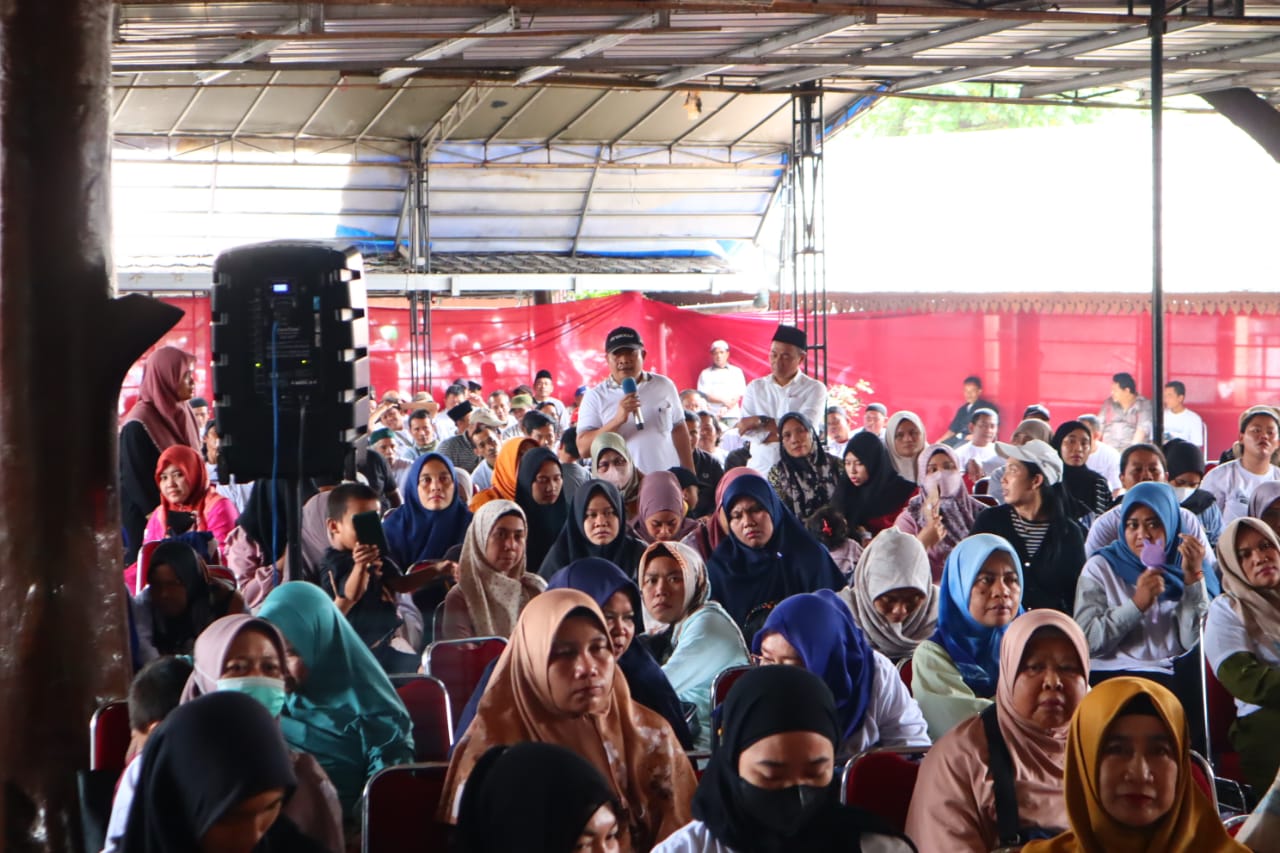 Masyarakat saat menyampaikan apresiasinya kepada dewan Muhammad Rizal dan BPOM.