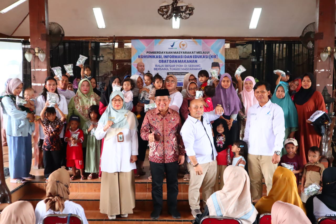 Dewan Muhammad Rizal dan narasumber saat foto bersama masyarakat.