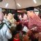 Dewan Muhammad Rizal saat memberikan makanan bergizi untuk anak dan ibu hamil.