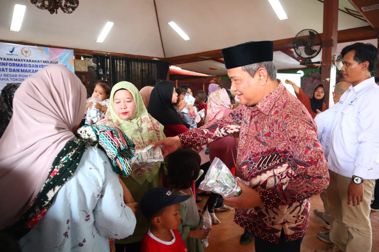 Dewan Muhammad Rizal saat memberikan makanan bergizi untuk anak dan ibu hamil.