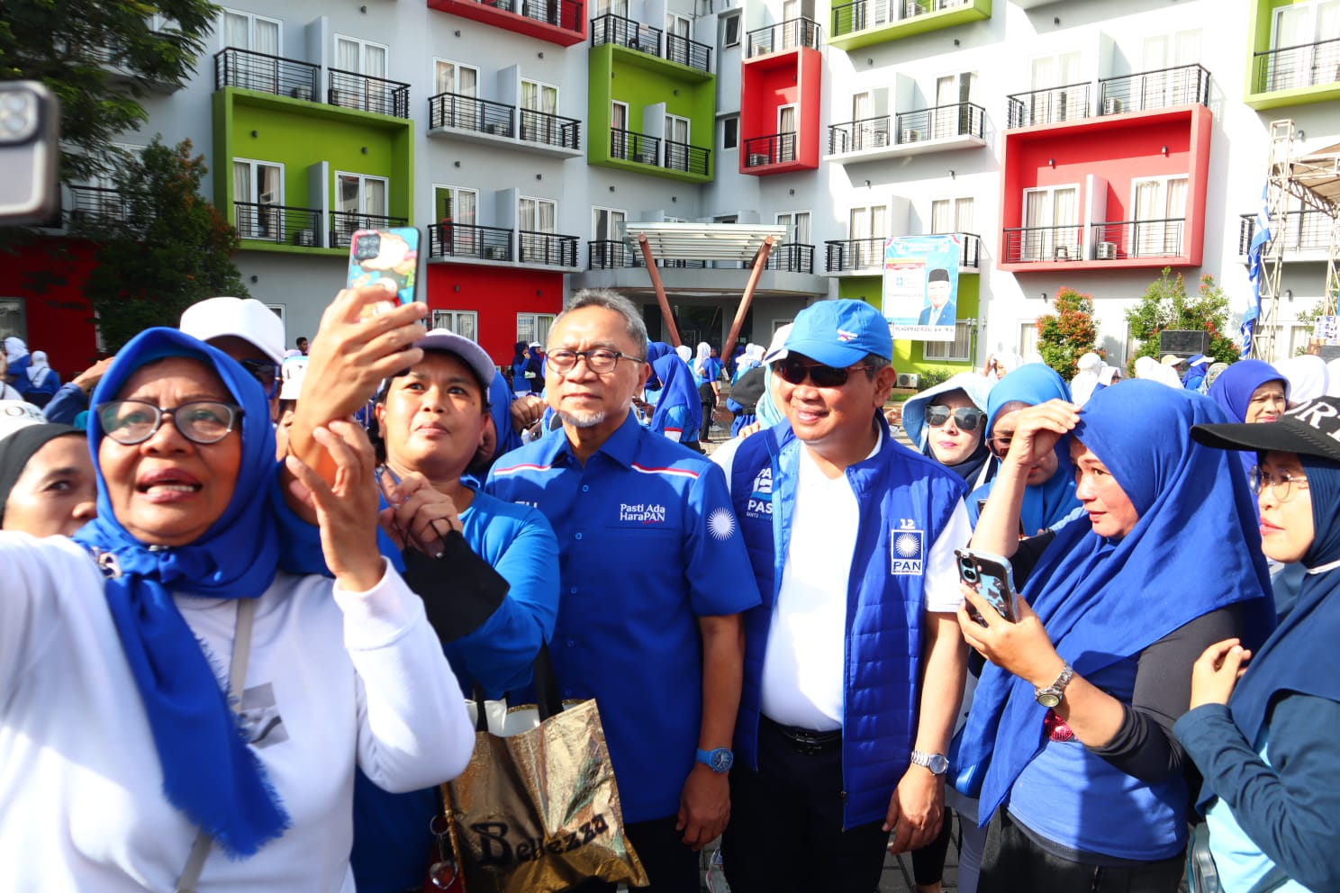 Ketum PAN Zulkifli Hasan Bersama Muhammad Rizal Caleg DPR RI Senam Sehat Bersama Ribuan Masyarakat Kabupaten Tangerang di Bonang Kelapa Dua