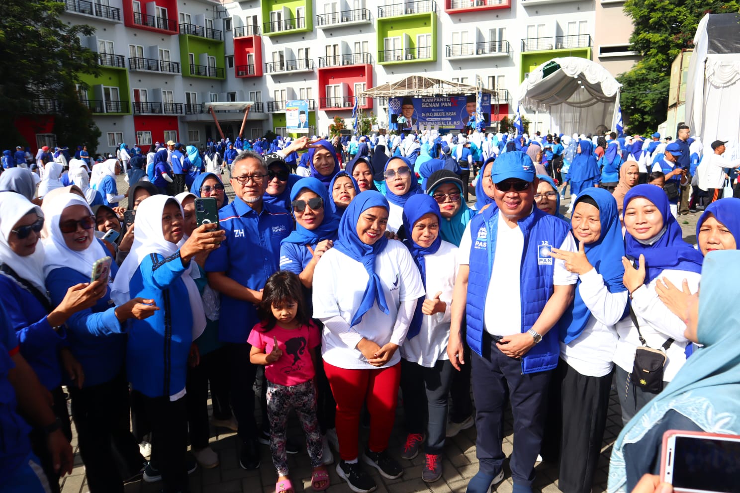 Muhammad Rizal saat mendampingi ketum PAN Zulkifli Hasan menyapa masyarakat Tangerang.