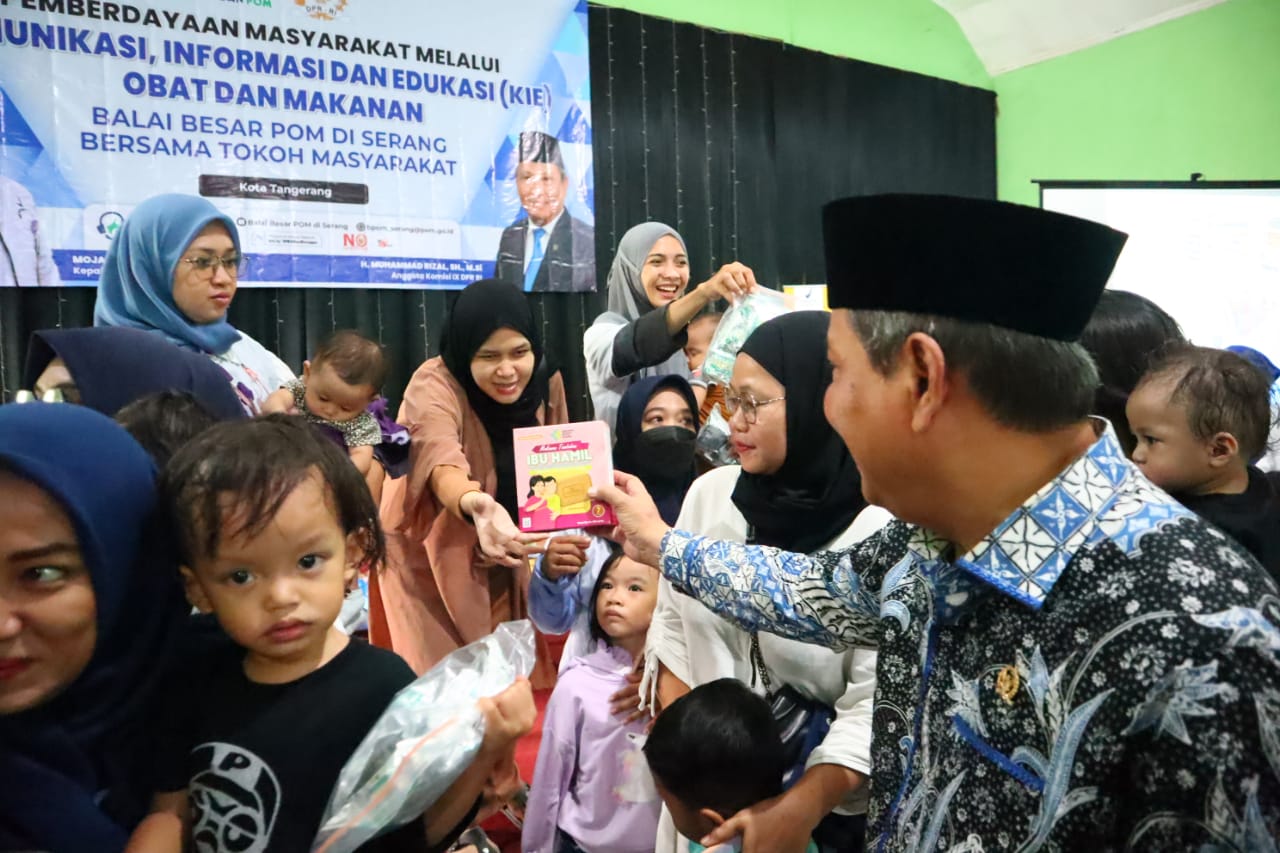 Dewan Muhammad Rizal saat memberikan makanan bergizi untuk anak dan ibu hamil.