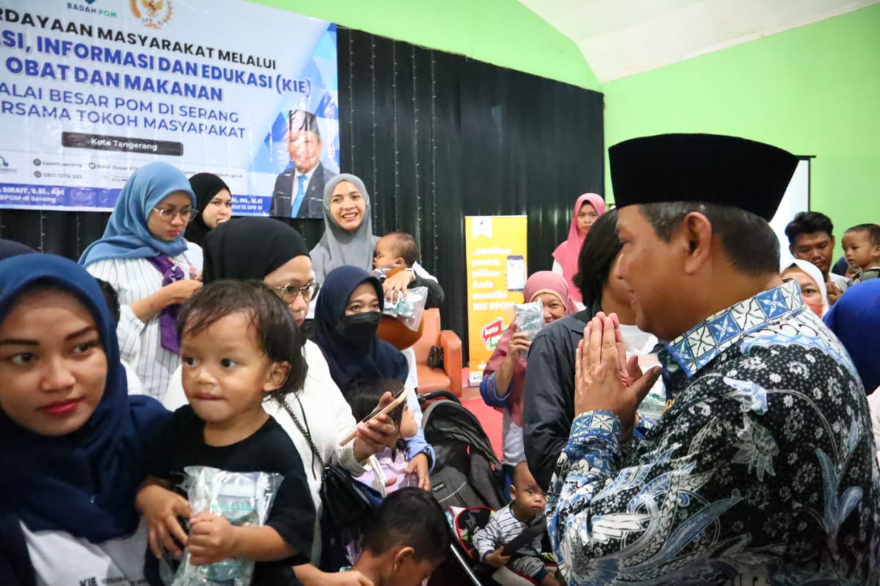 Dewan Muhammad Rizal saat memberikan makanan bergizi untuk anak dan ibu hamil.