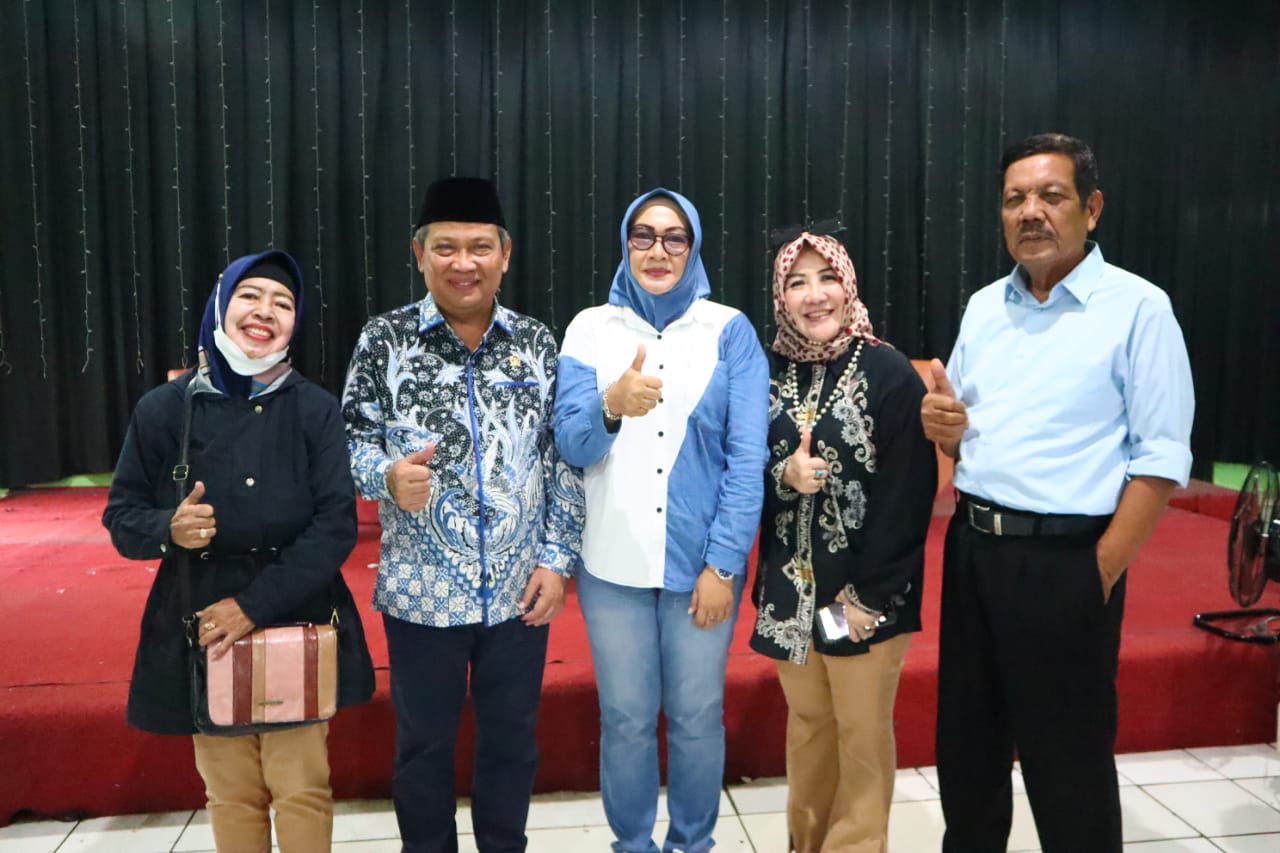 Muhammad Rizal DPR RI saat foto bersama masyarakat.