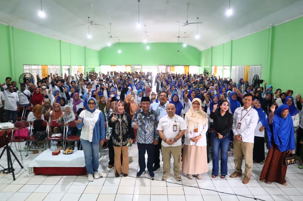 Dewan Muhammad Rizal saat foto bersama masyarakat.