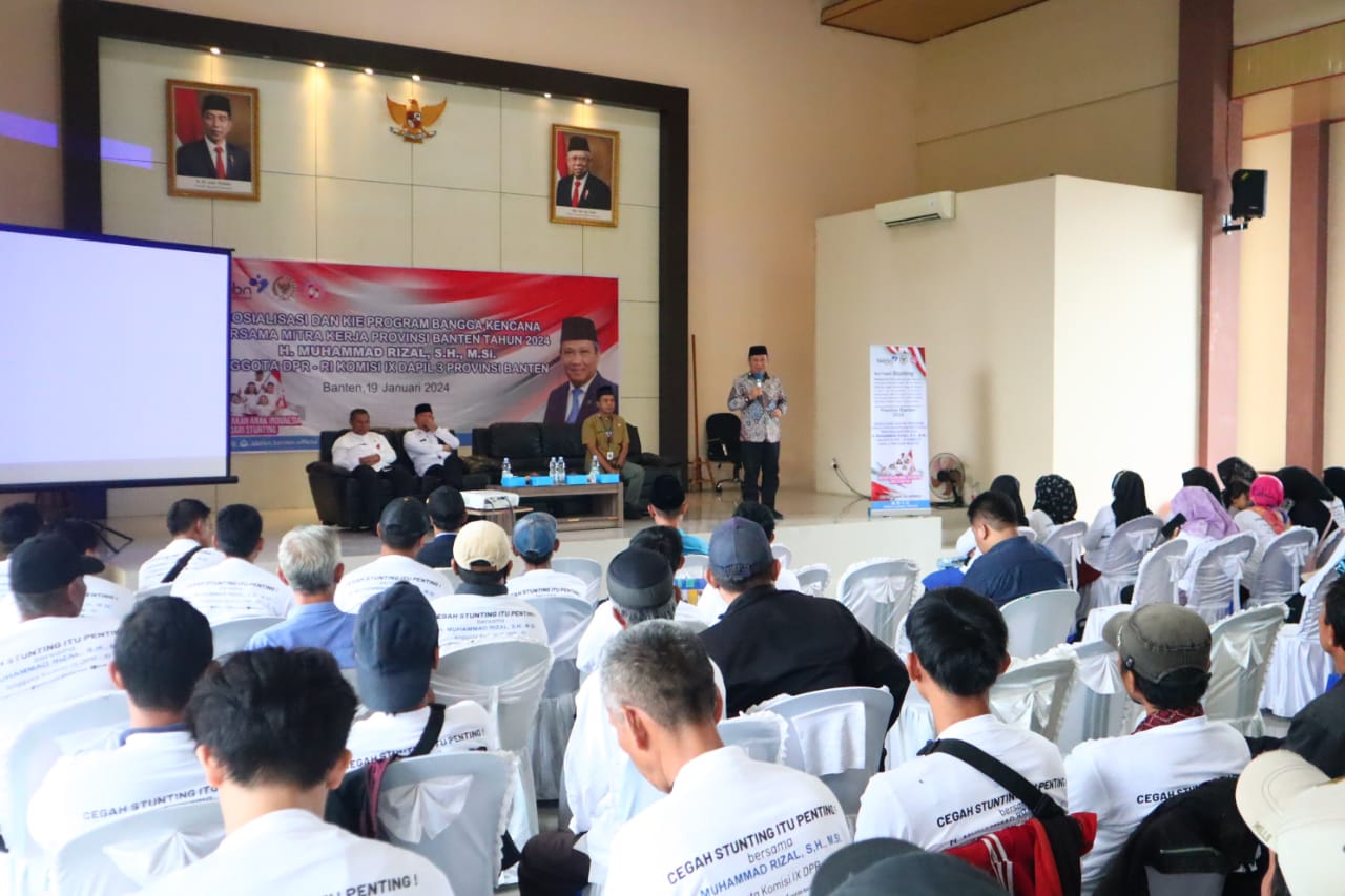 Muhammad Rizal DPR saat memaparkan materi sosialisasi program BKKBN.