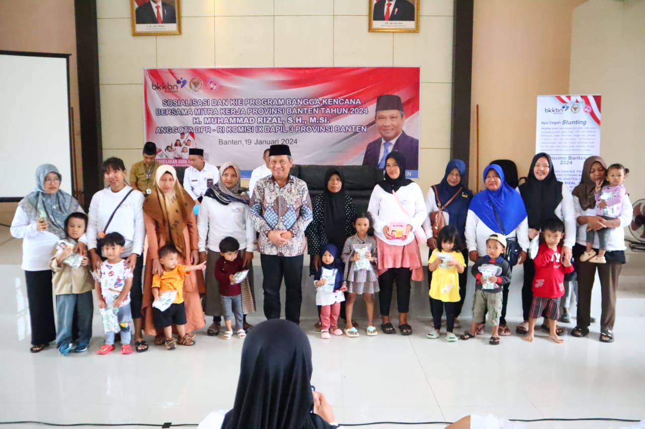 Muhammad Rizal DPR saat foto bersama ibu anak-anak.