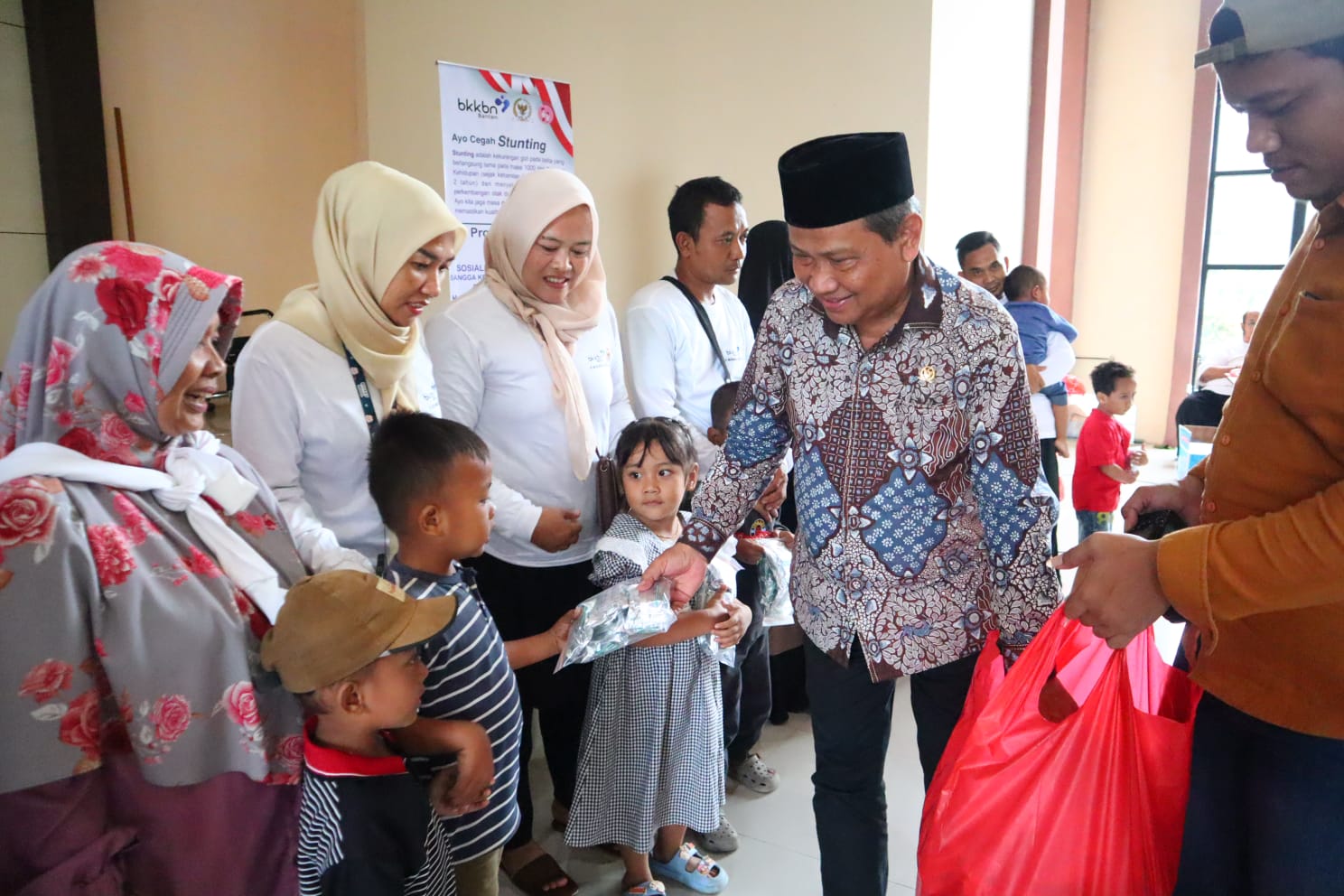 Muhammad Rizal DPR RI Sosialisasi Program BKKBN, Sambil Berikan Makanan Bergizi Untuk Anak dan Ibu Hamil di Curug