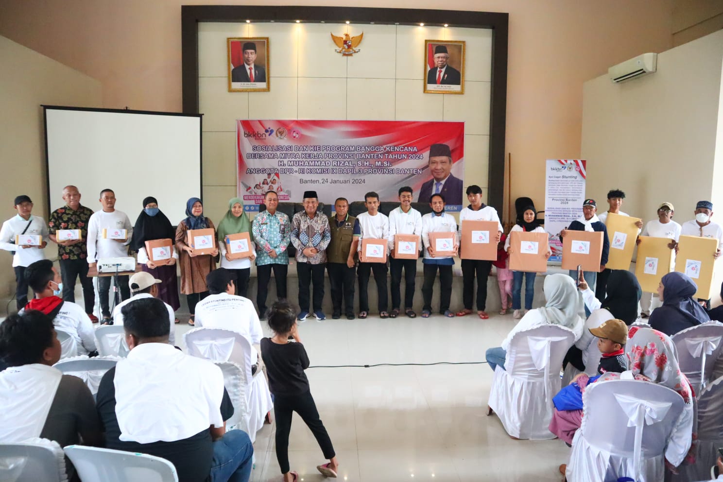 Muhammad Rizal DPR saat foto bersama para pemenang Doorprize.