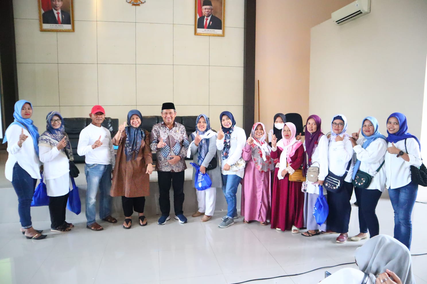 Muhammad Rizal DPR saat foto bersama masyarakat