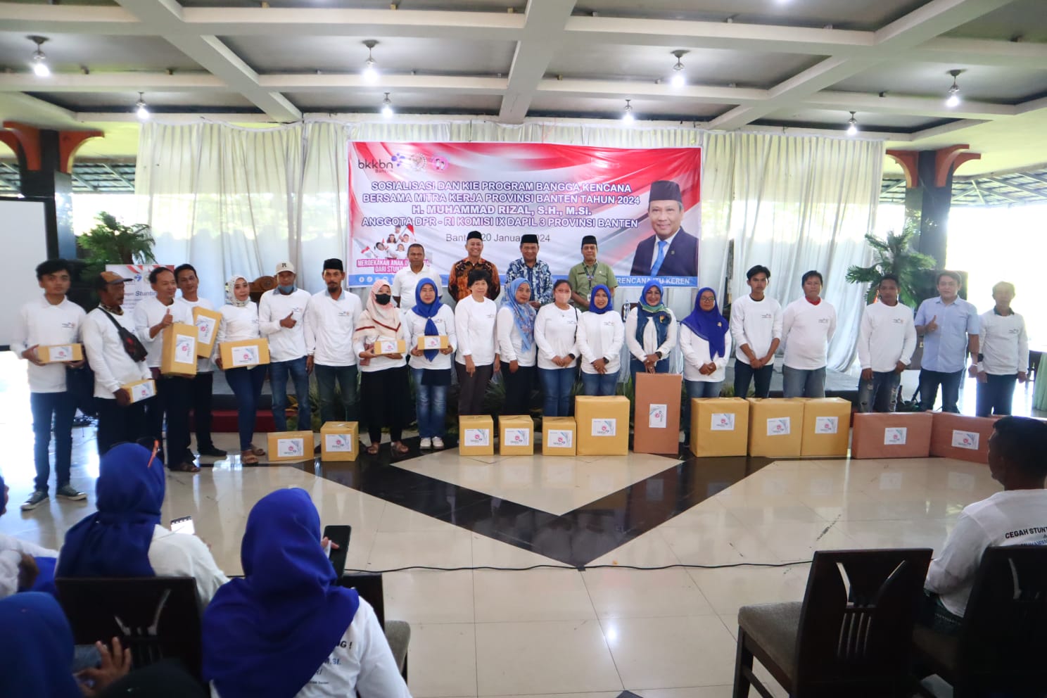 Muhammad Rizal DPR RI dan narasumber saat foto bersama para pemenang doorprize.