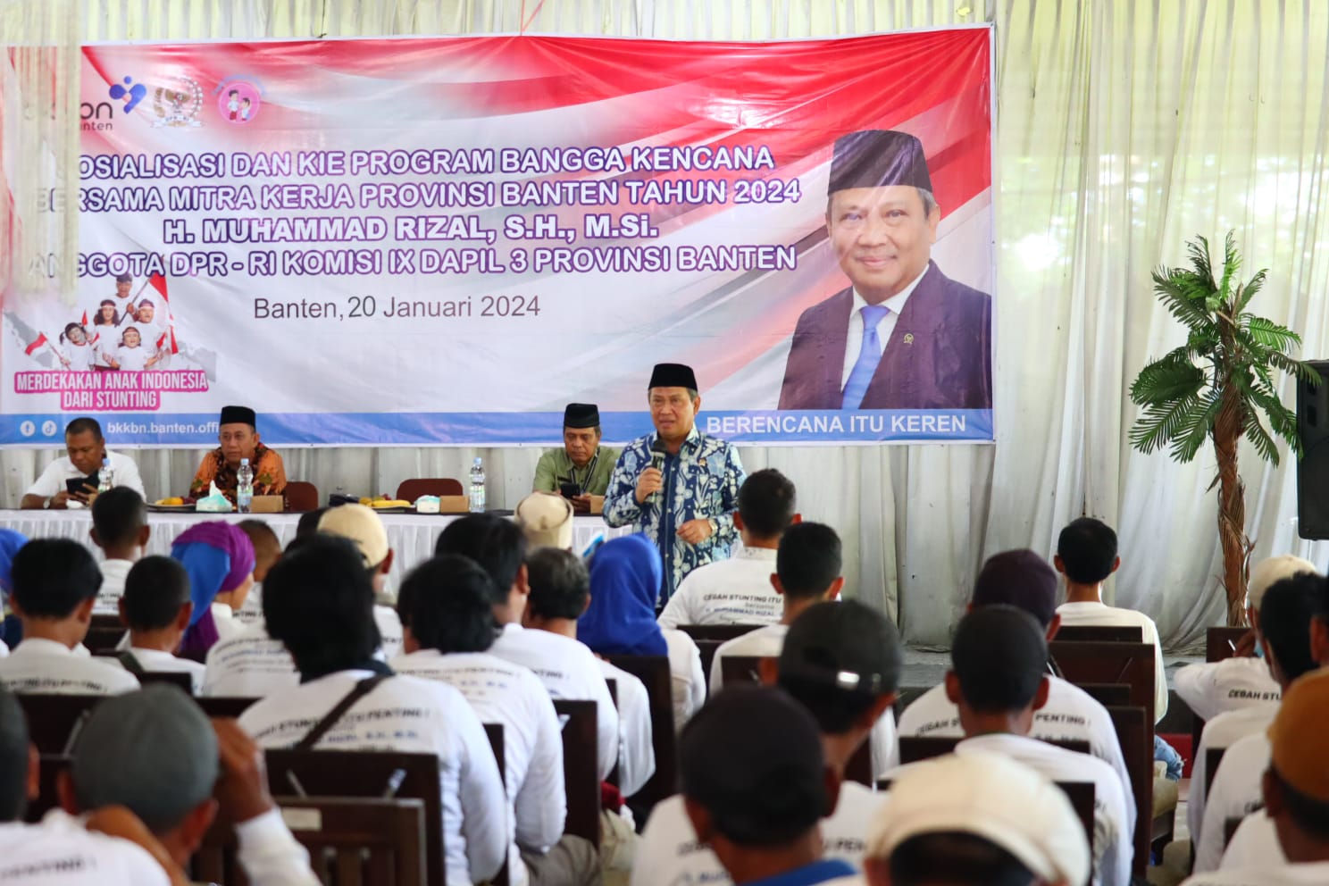 Muhammad Rizal DPR RI dan narasumber saat foto bersama para pemenang doorprize.