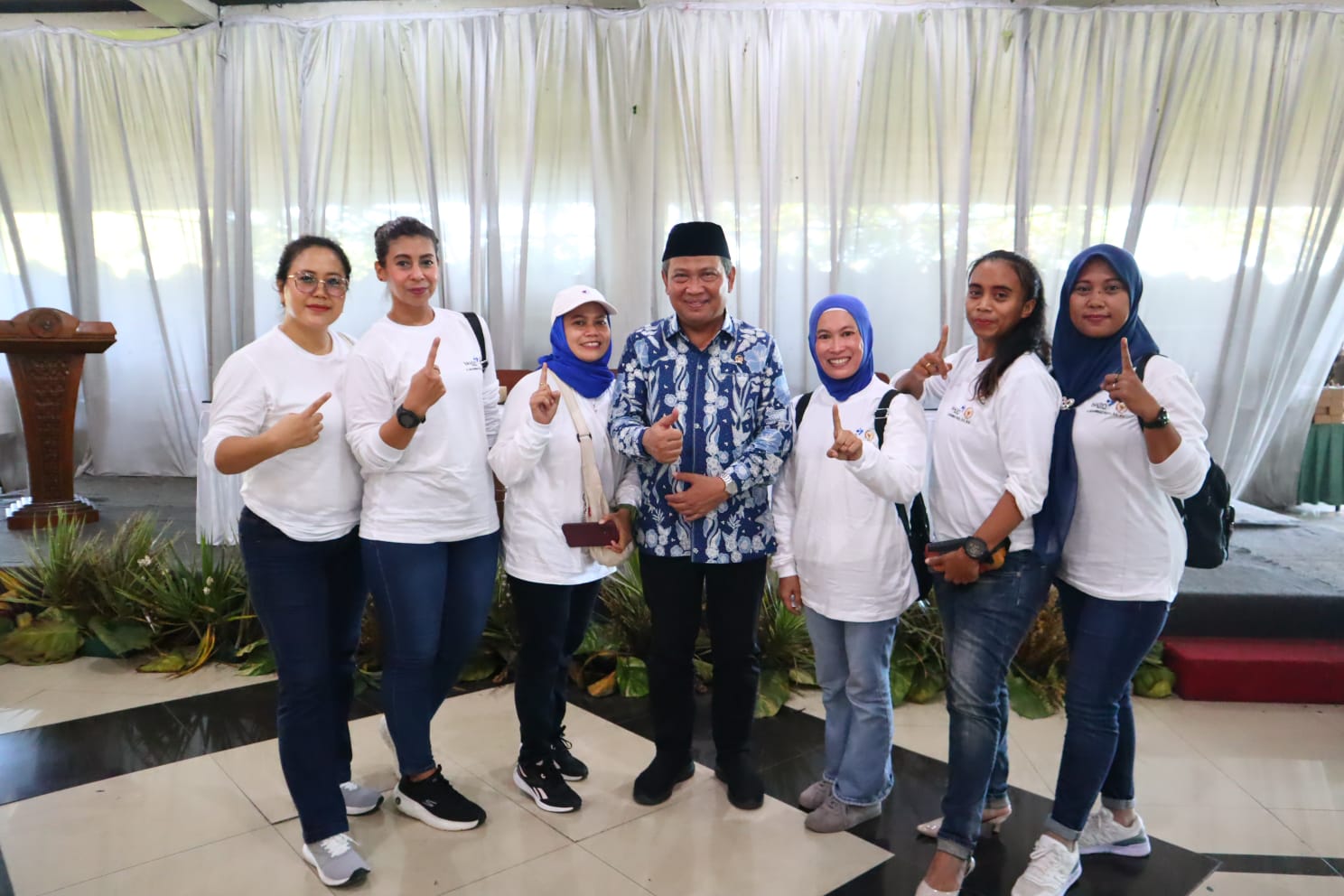 Muhammad Rizal DPR RI saat foto bersama masyarakat.