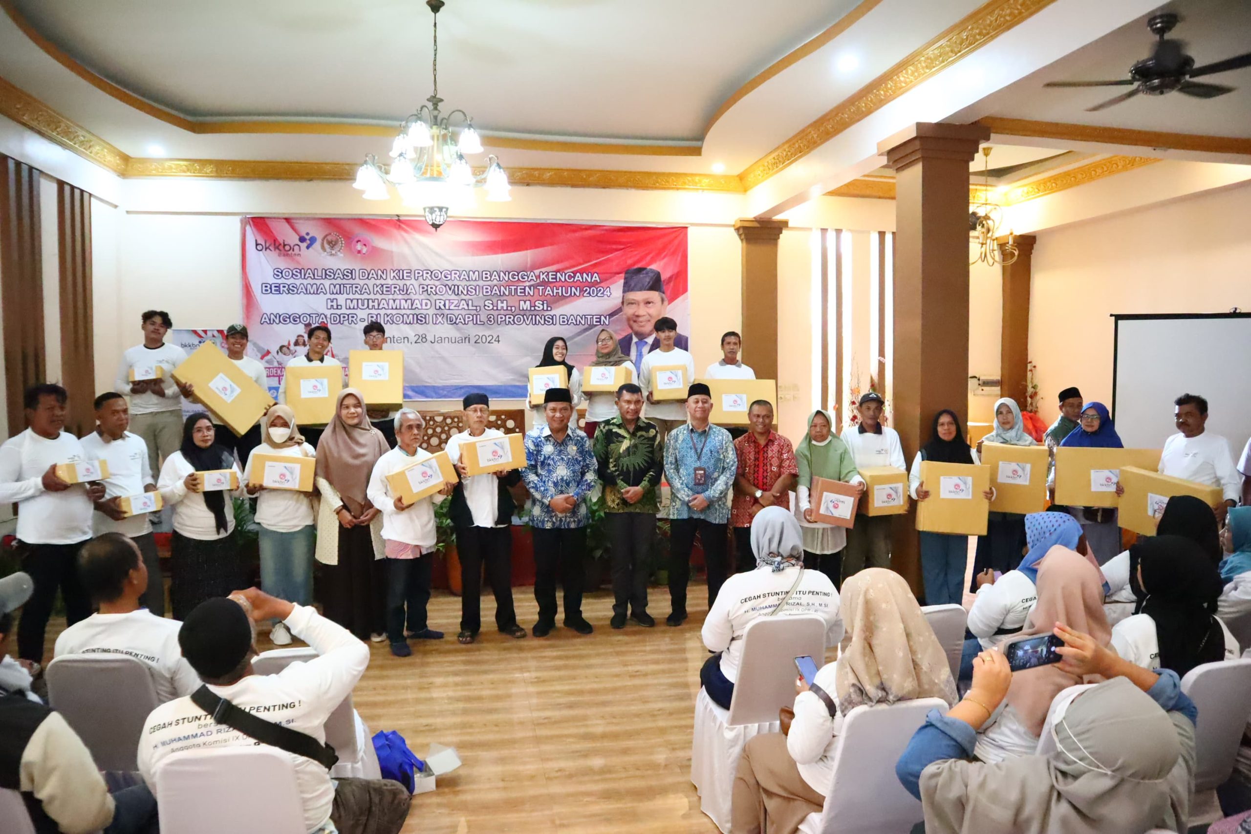 Muhammad Rizal DPR RI dan narasumber bersama para pemenang doorprize.