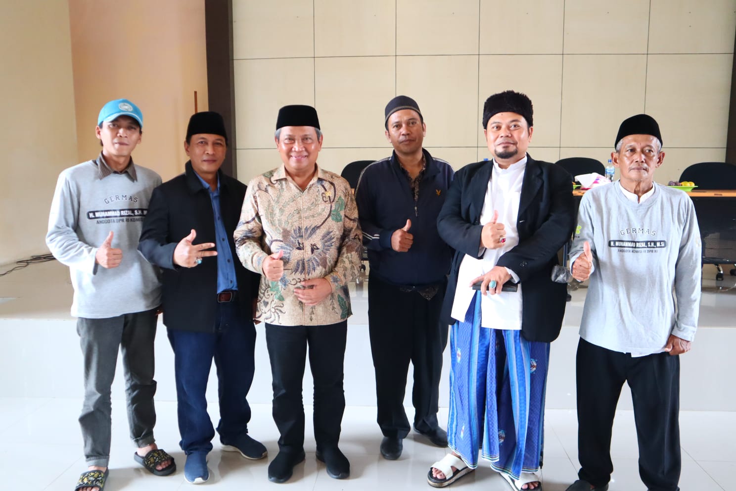 Muhammad Rizal DPR RI saat foto bersama masyarakat.