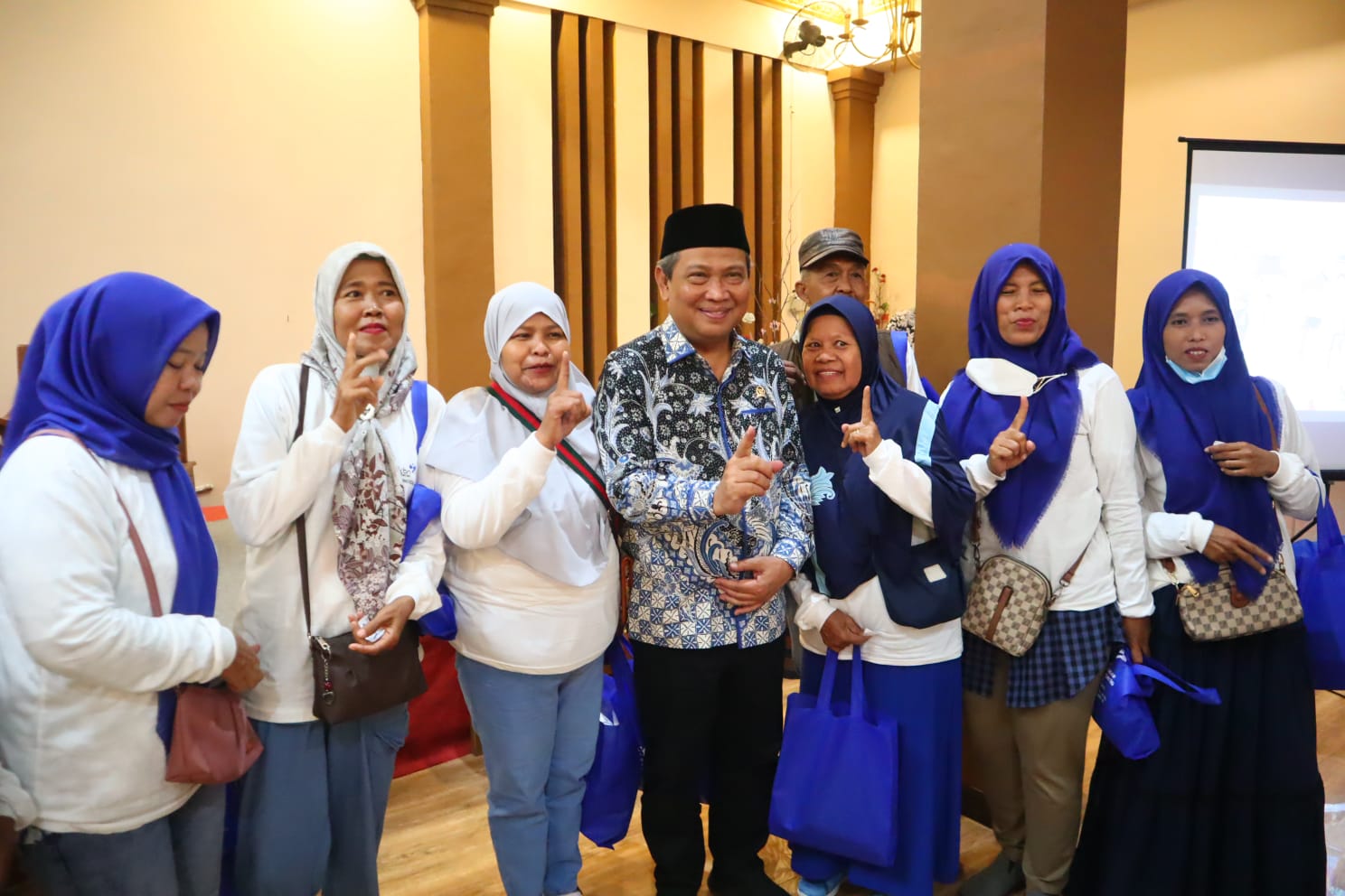 Muhammad Rizal DPR RI saat foto bersama masyarakat.