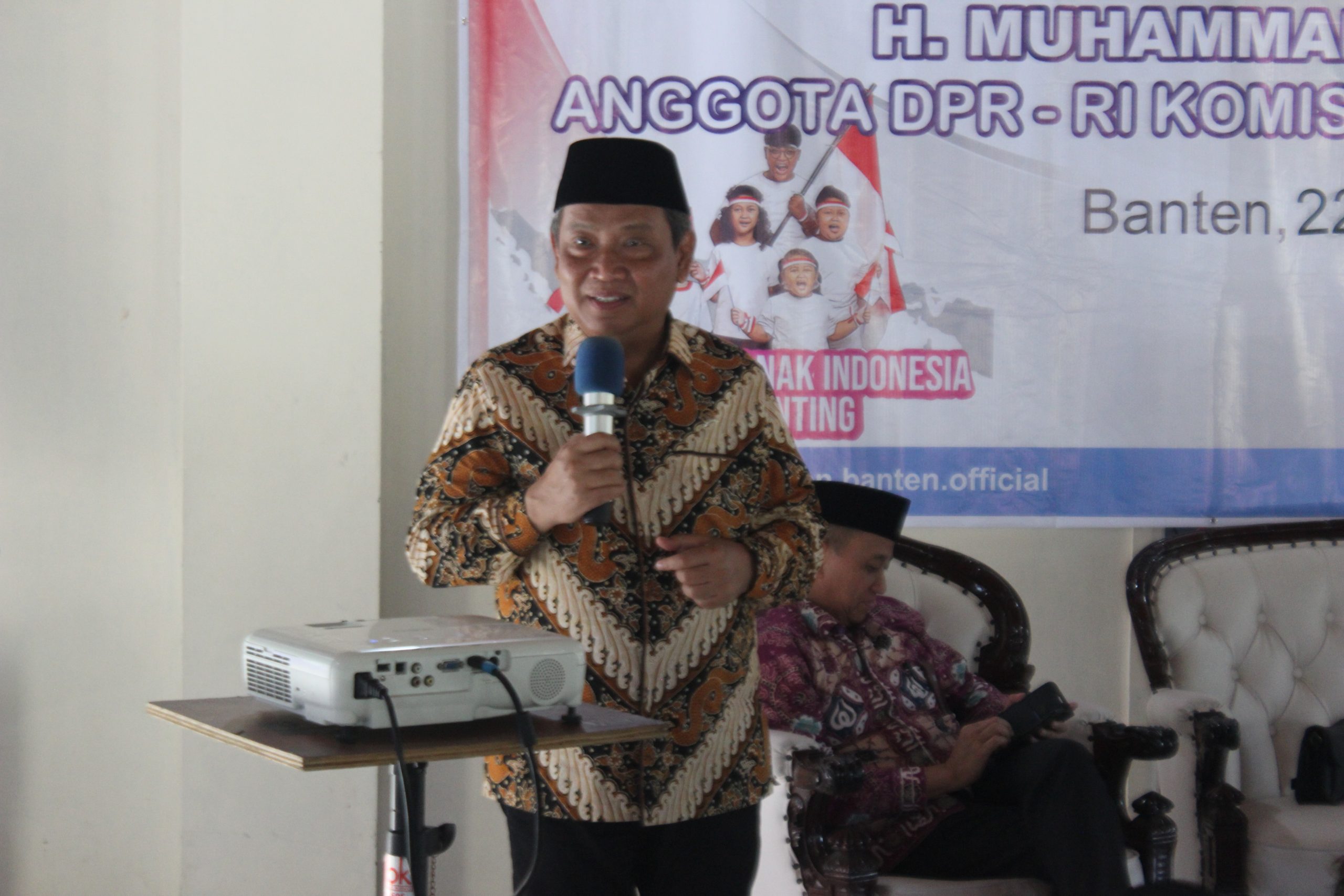 Muhammad Rizal DPR RI saat memaparkan materi sosialisasi pencegahan stunting.