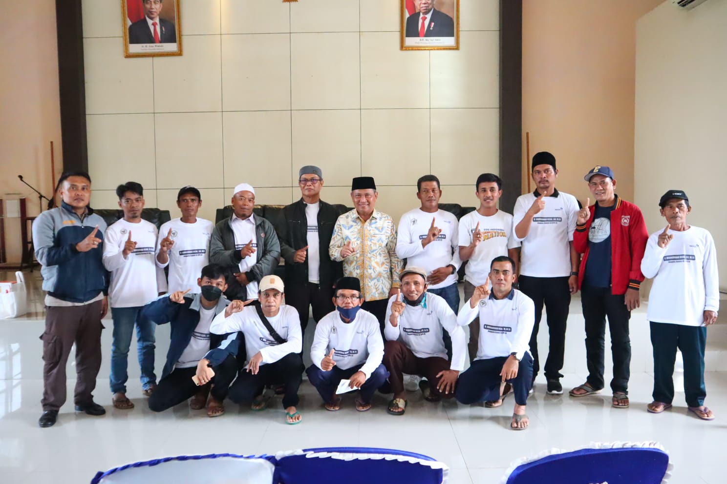 Muhammad Rizal DPR RI saat foto bersama masyarakat.