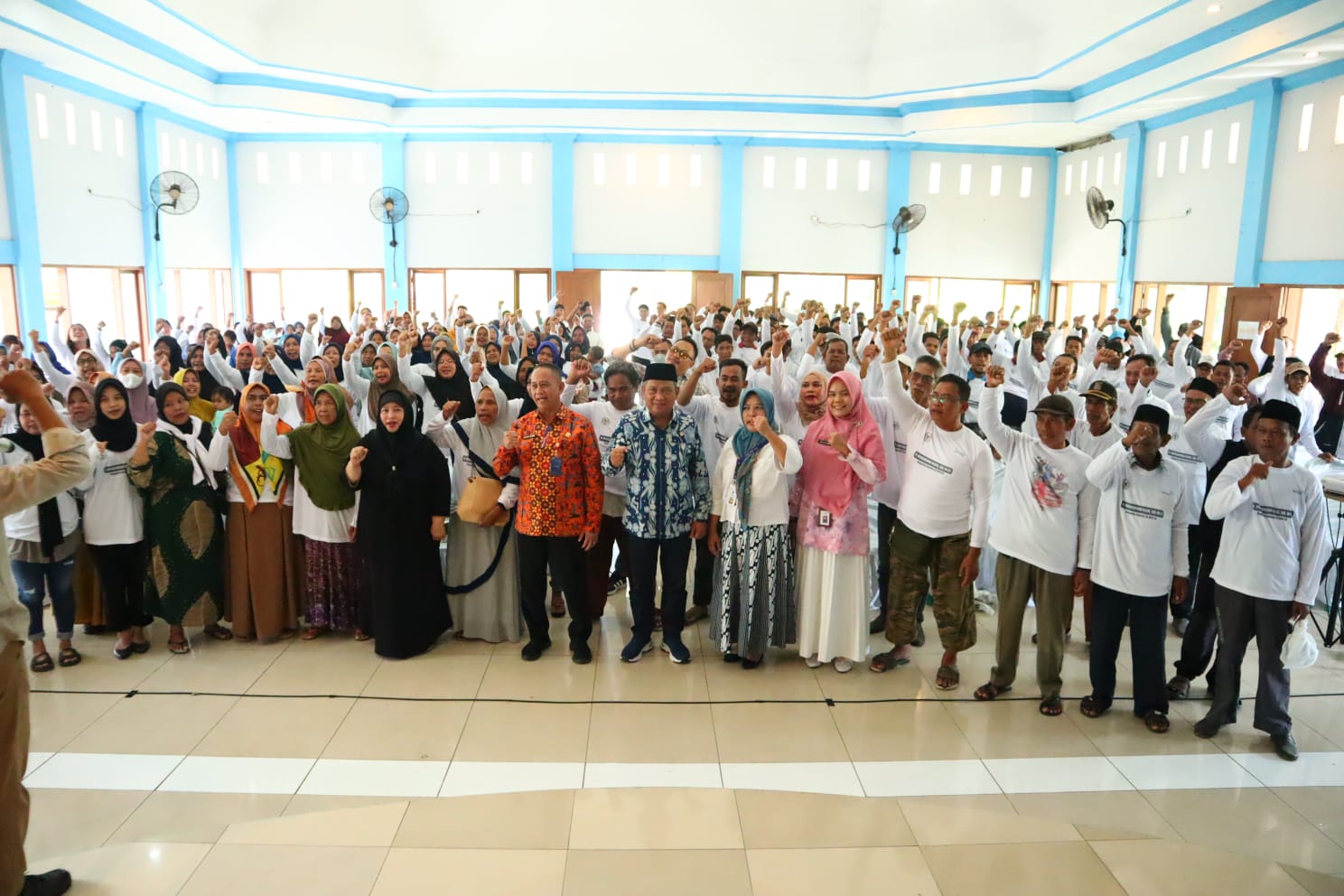 Muhammad Rizal DPR saat foto bersama masyarakat.