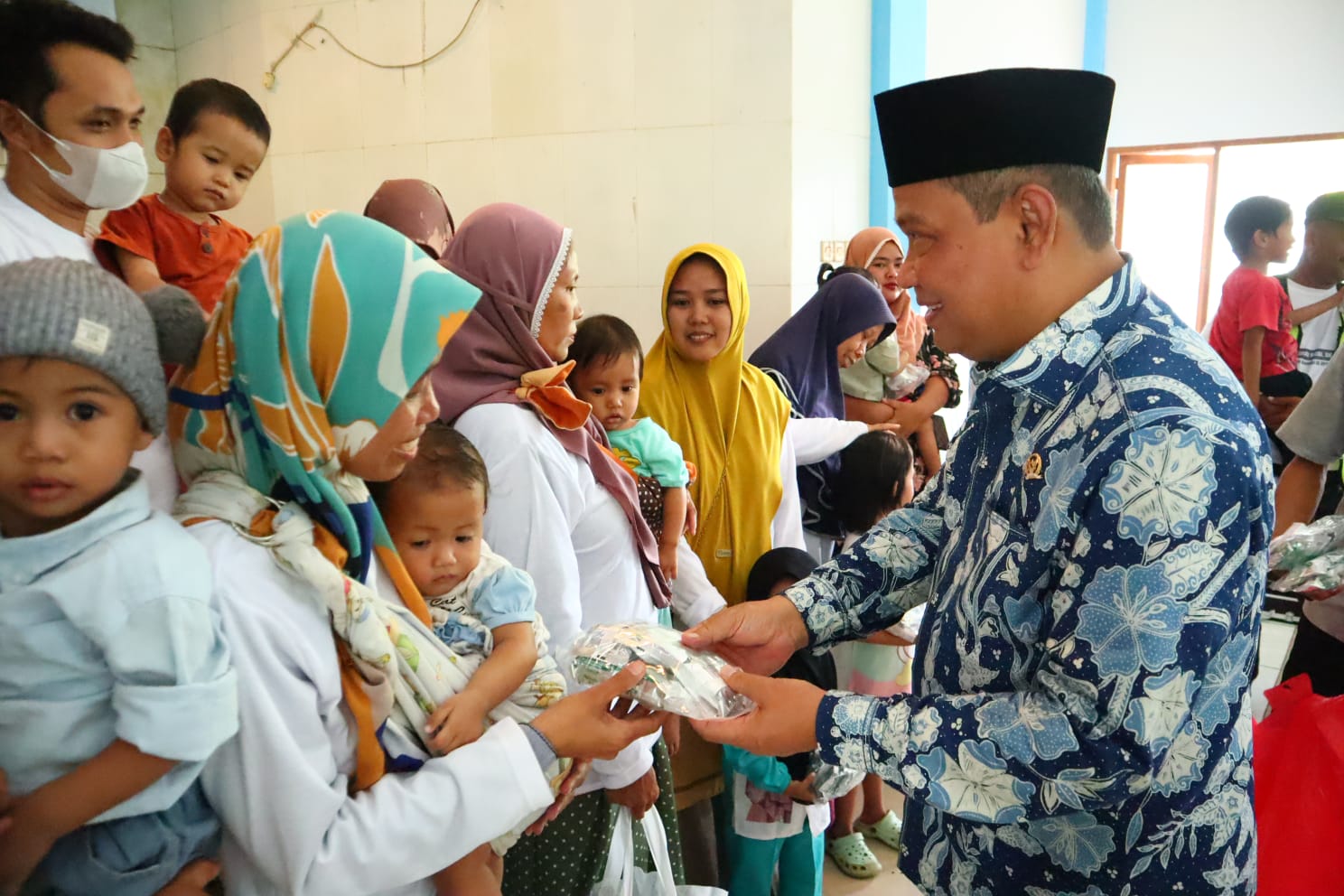 Muhammad Rizal saat memberikan makanan bergizi untuk anak dan ibu hamil dalam upaya pencegahan stunting.