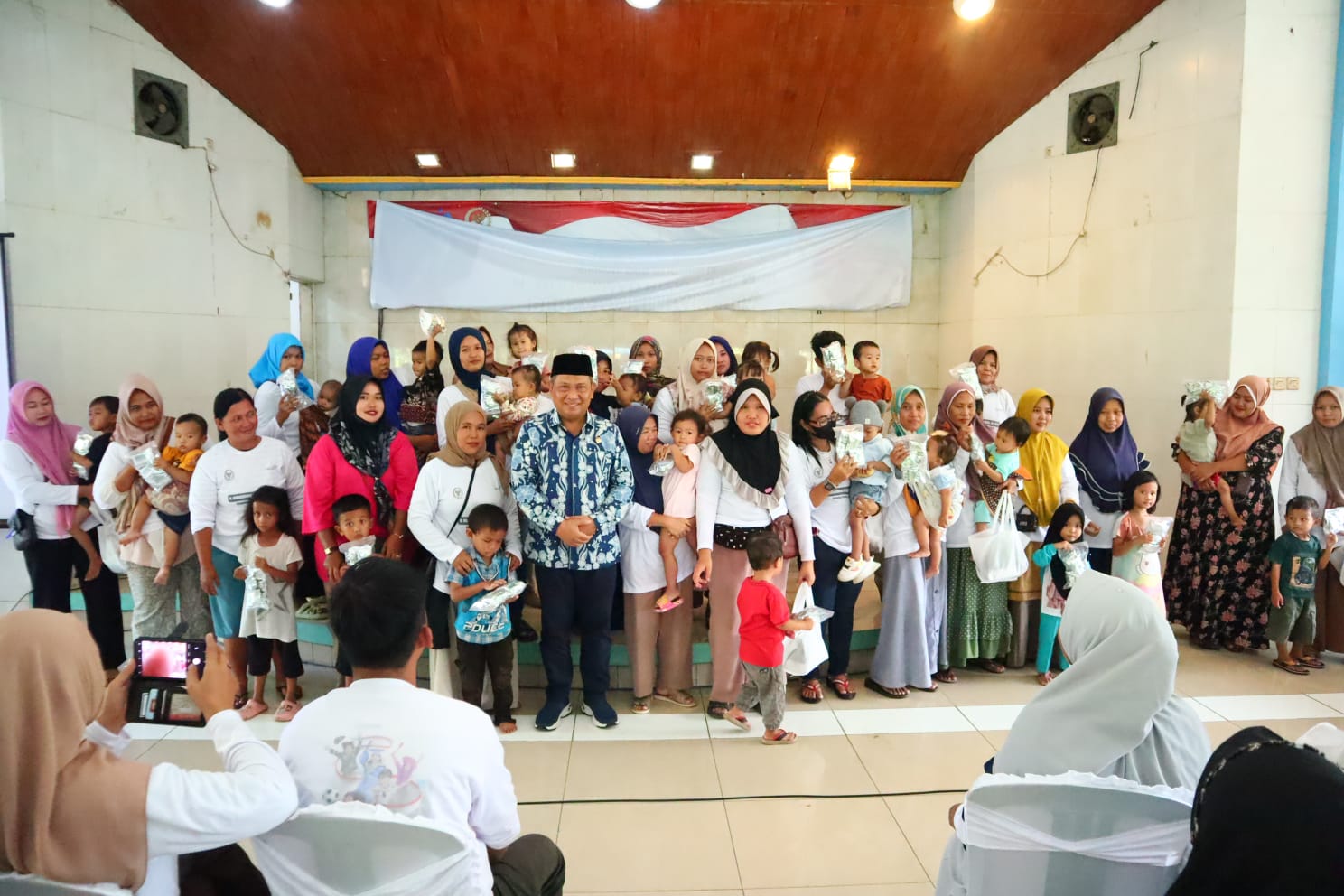 Muhammad Rizal DPR saat foto bersama anak-anak dan ibu-ibu.